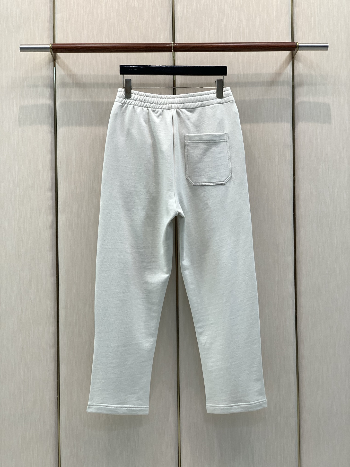 ,PRADA 普拉达,2026秋季最新品,专柜同步有售,时尚休闲裤,进口原版面料,做工极为复杂,唯一可以做代购级别的渠道 ,PRADA 普拉达,2026秋季最新品,专柜同步有售,时尚休闲裤,进口原版面料,做工极为复杂,唯一可以做代购级别的渠道