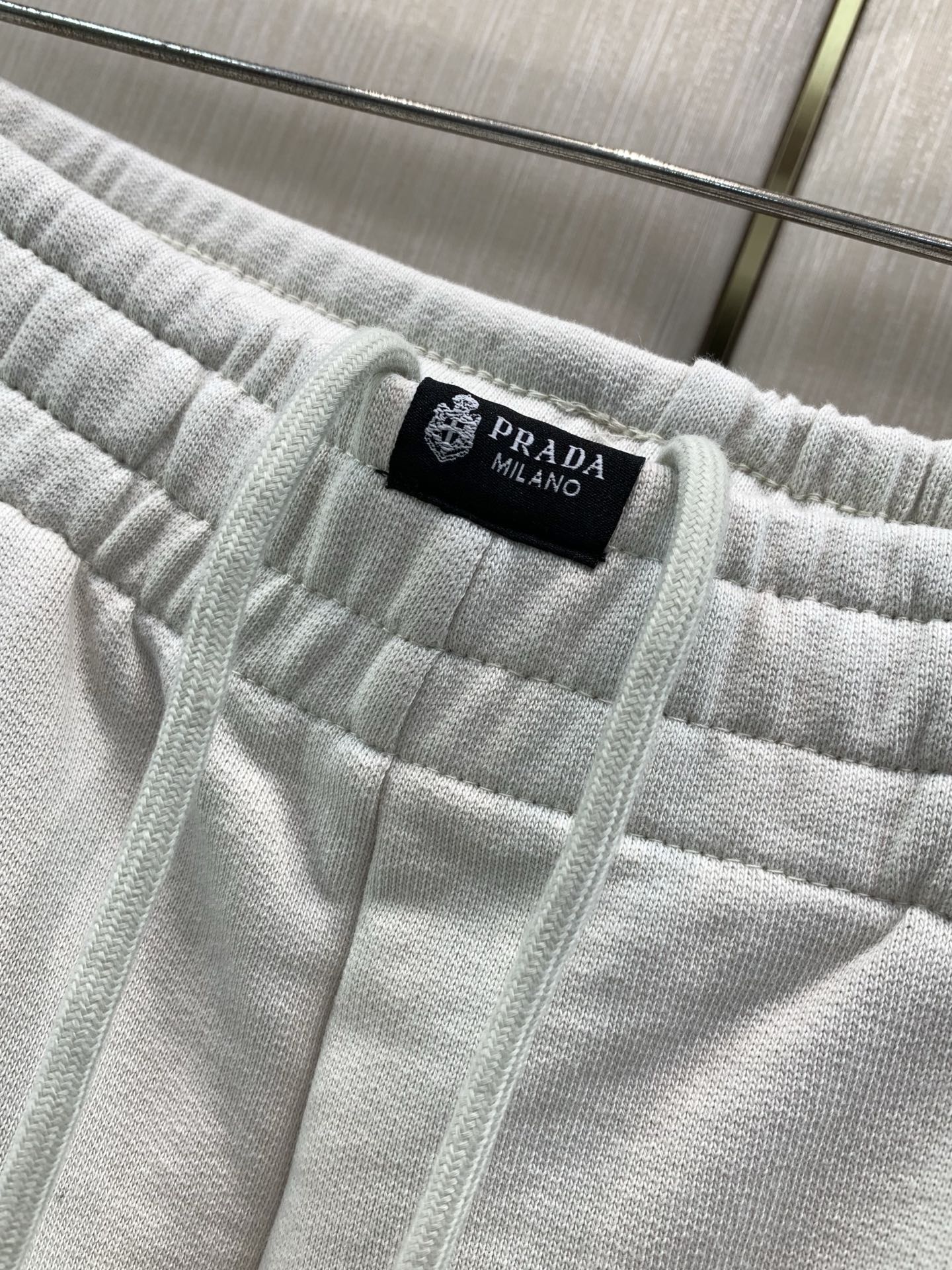 ,PRADA 普拉达,2026秋季最新品,专柜同步有售,时尚休闲裤,进口原版面料,做工极为复杂,唯一可以做代购级别的渠道 ,PRADA 普拉达,2026秋季最新品,专柜同步有售,时尚休闲裤,进口原版面料,做工极为复杂,唯一可以做代购级别的渠道