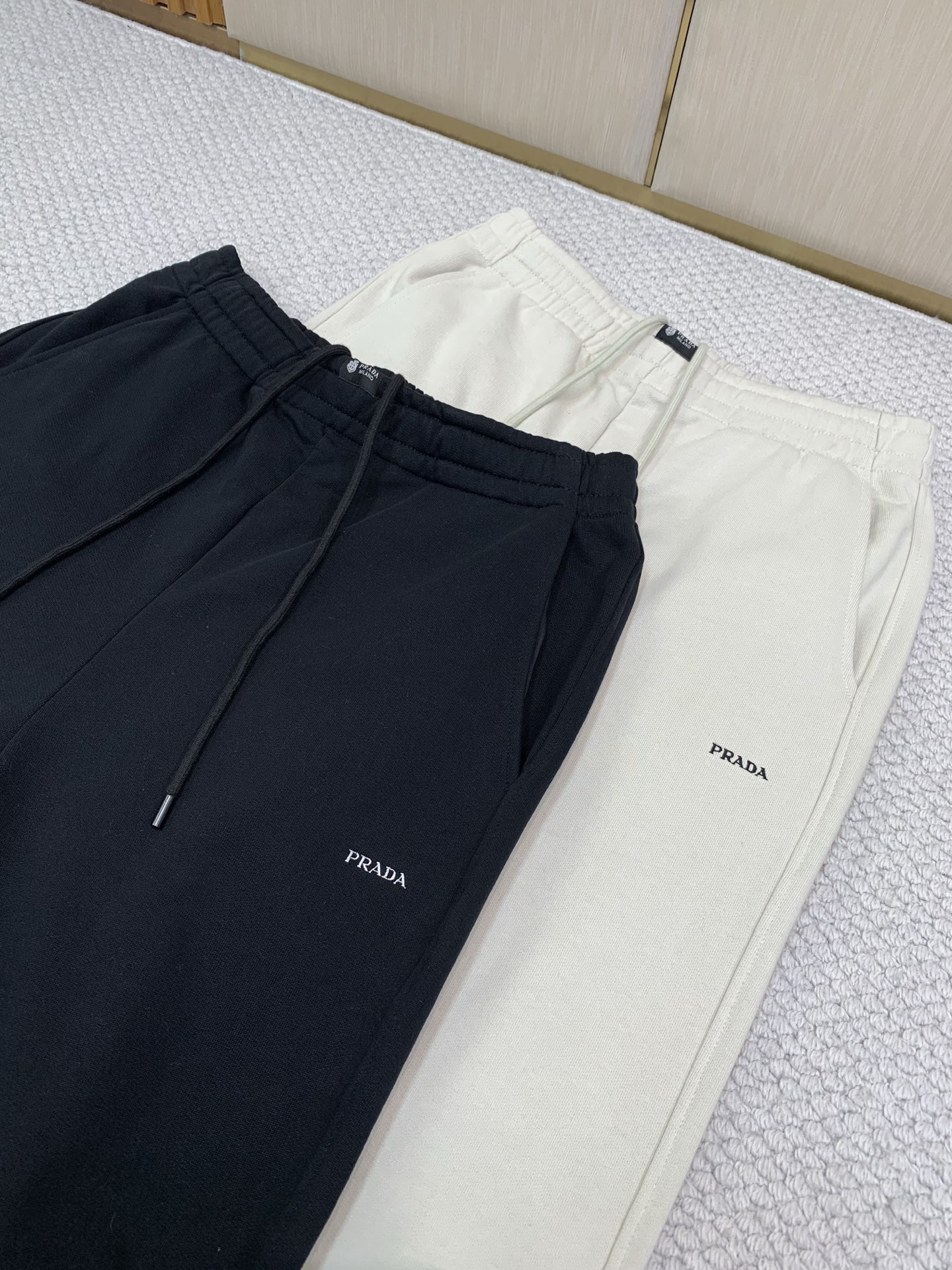 ,PRADA 普拉达,2026秋季最新品,专柜同步有售,时尚休闲裤,进口原版面料,做工极为复杂,唯一可以做代购级别的渠道 ,PRADA 普拉达,2026秋季最新品,专柜同步有售,时尚休闲裤,进口原版面料,做工极为复杂,唯一可以做代购级别的渠道