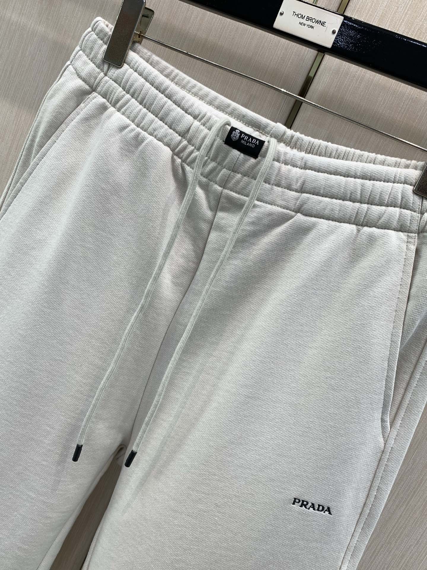 ,PRADA 普拉达,2026秋季最新品,专柜同步有售,时尚休闲裤,进口原版面料,做工极为复杂,唯一可以做代购级别的渠道 ,PRADA 普拉达,2026秋季最新品,专柜同步有售,时尚休闲裤,进口原版面料,做工极为复杂,唯一可以做代购级别的渠道