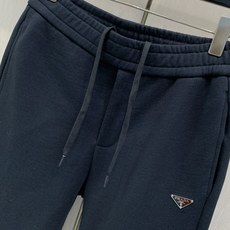 ,PRADA 普拉达,2026秋季最新品,专柜同步有售,时尚休闲裤,进口原版面料,做工极为复杂,唯一可以做代购级别的渠道 ,PRADA 普拉达,2026秋季最新品,专柜同步有售,时尚休闲裤,进口原版面料,做工极为复杂,唯一可以做代购级别的渠道