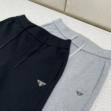,PRADA 普拉达,2026秋季最新品,专柜同步有售,时尚休闲裤,进口原版面料,做工极为复杂,唯一可以做代购级别的渠道 ,PRADA 普拉达,2026秋季最新品,专柜同步有售,时尚休闲裤,进口原版面料,做工极为复杂,唯一可以做代购级别的渠道