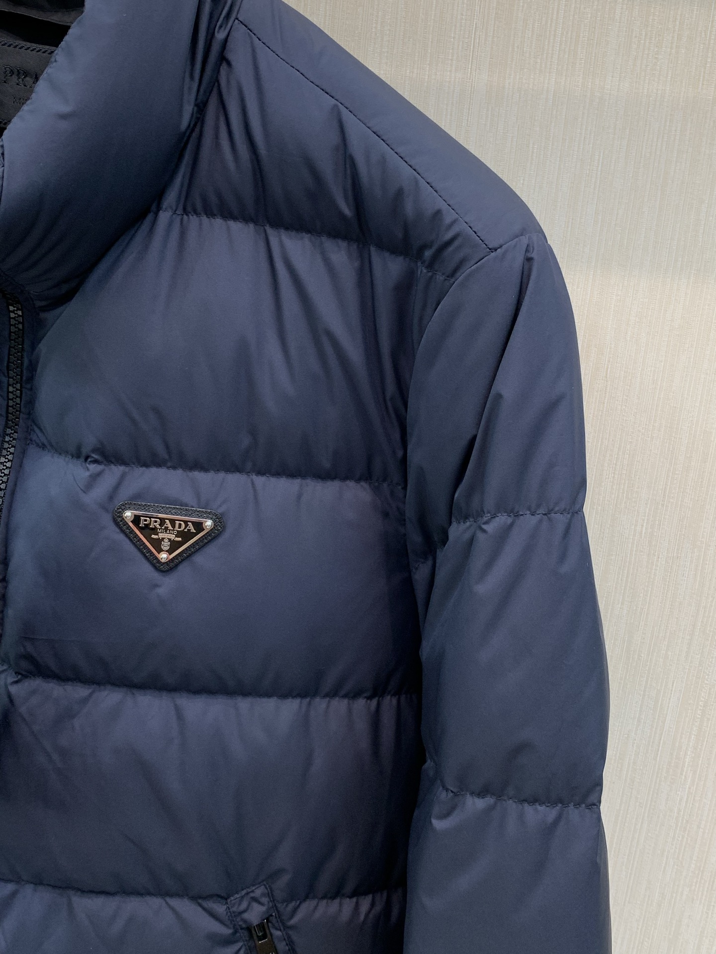 ，PRADA 普拉达，2026冬季最新品，专柜同步有售，时尚休闲立领羽绒服外套，进口原版面料，做工极为复杂，唯一可以做代