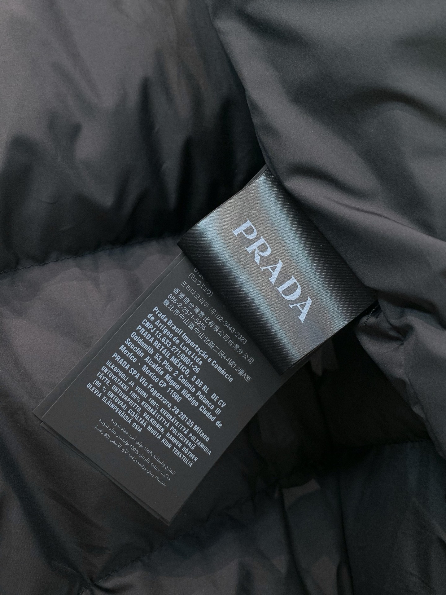 ，PRADA 普拉达，2026冬季最新品，专柜同步有售，时尚休闲立领羽绒服外套，进口原版面料，做工极为复杂，唯一可以做代