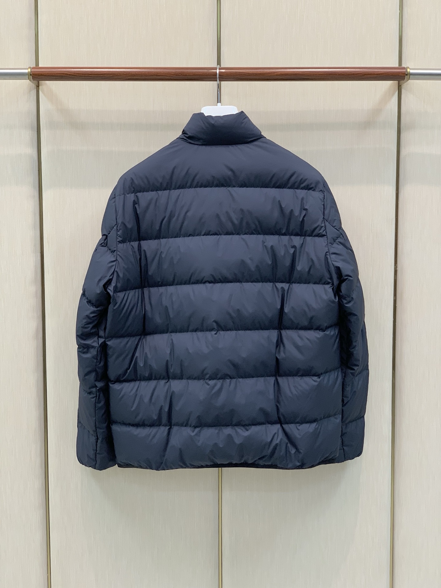 ，PRADA 普拉达，2026冬季最新品，专柜同步有售，时尚休闲立领羽绒服外套，进口原版面料，做工极为复杂，唯一可以做代