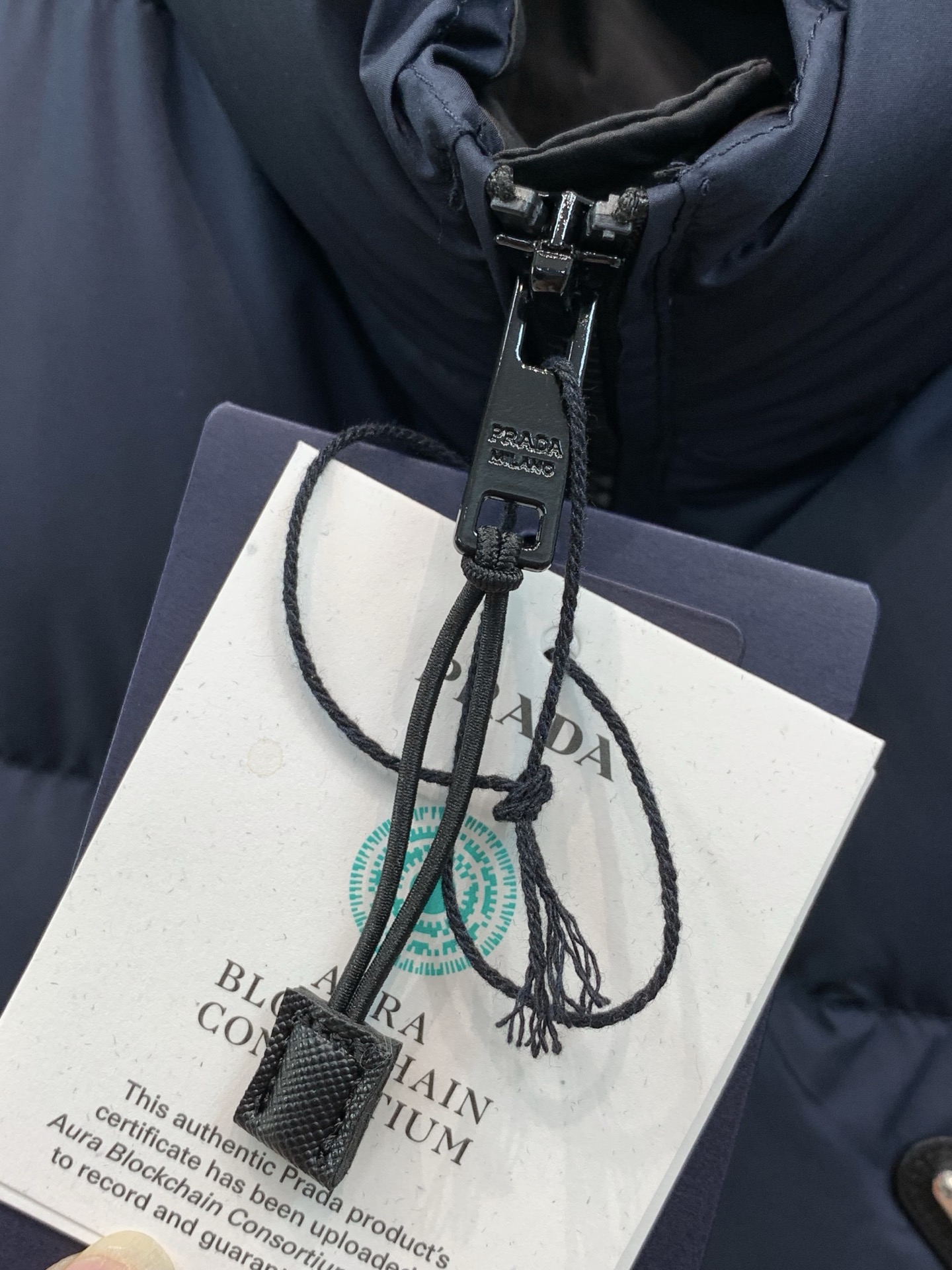，PRADA 普拉达，2026冬季最新品，专柜同步有售，时尚休闲立领羽绒服外套，进口原版面料，做工极为复杂，唯一可以做代