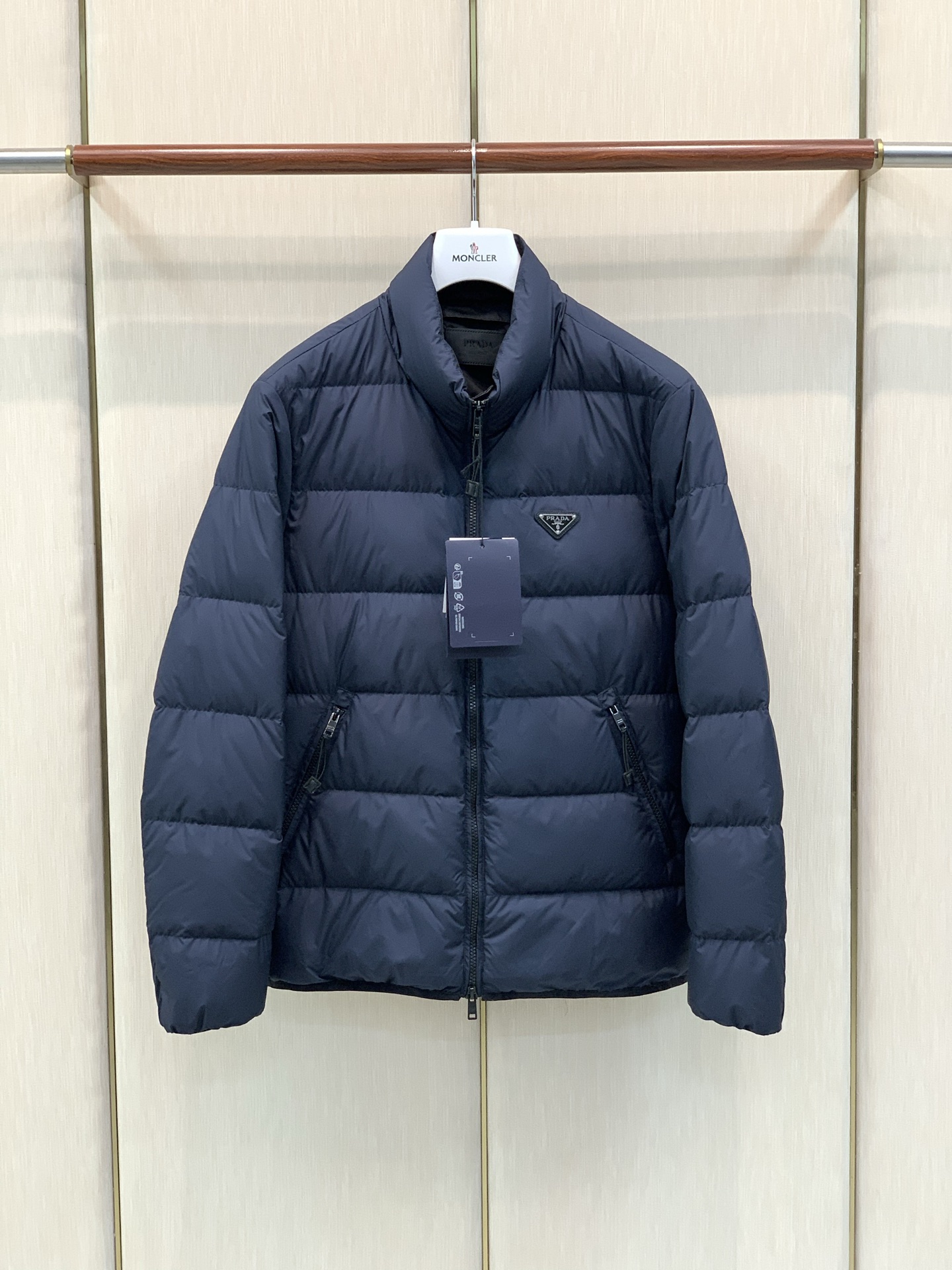 ，PRADA 普拉达，2026冬季最新品，专柜同步有售，时尚休闲立领羽绒服外套，进口原版面料，做工极为复杂，唯一可以做代