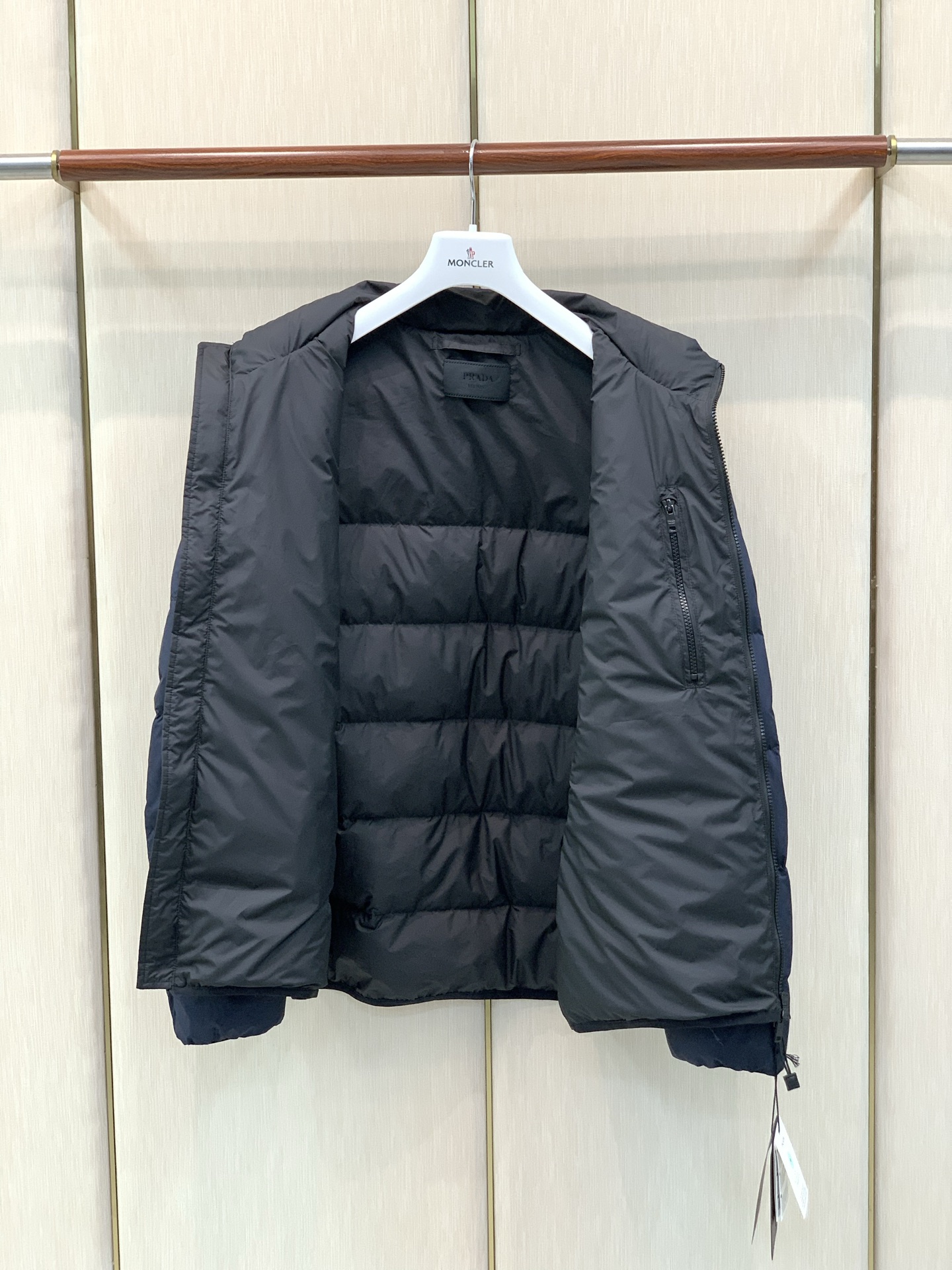 ，PRADA 普拉达，2026冬季最新品，专柜同步有售，时尚休闲立领羽绒服外套，进口原版面料，做工极为复杂，唯一可以做代