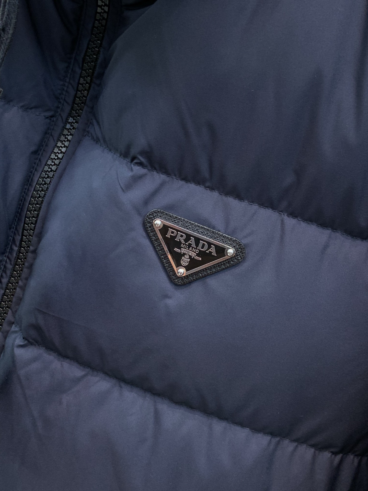 ，PRADA 普拉达，2026冬季最新品，专柜同步有售，时尚休闲立领羽绒服外套，进口原版面料，做工极为复杂，唯一可以做代