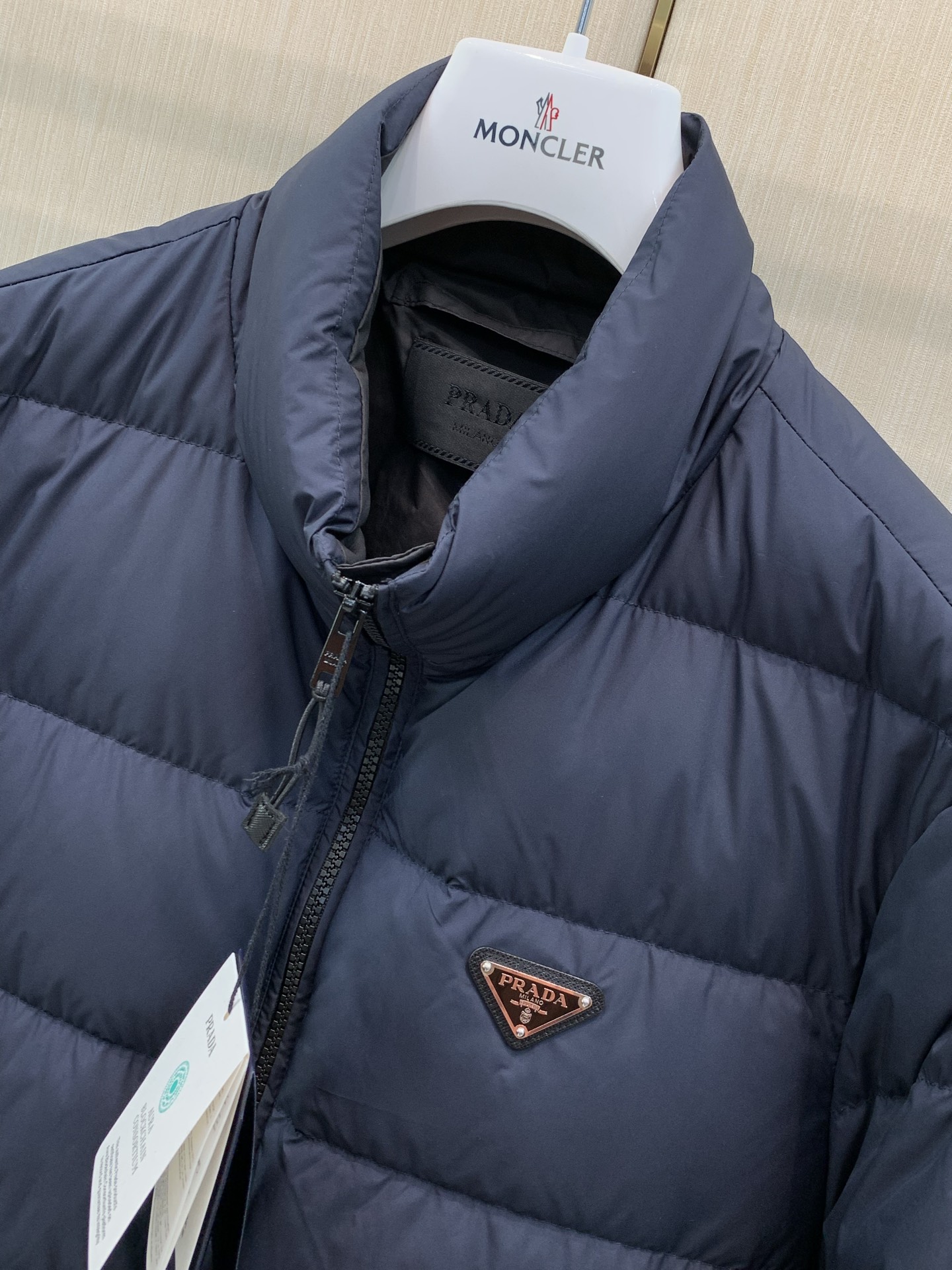 ，PRADA 普拉达，2026冬季最新品，专柜同步有售，时尚休闲立领羽绒服外套，进口原版面料，做工极为复杂，唯一可以做代
