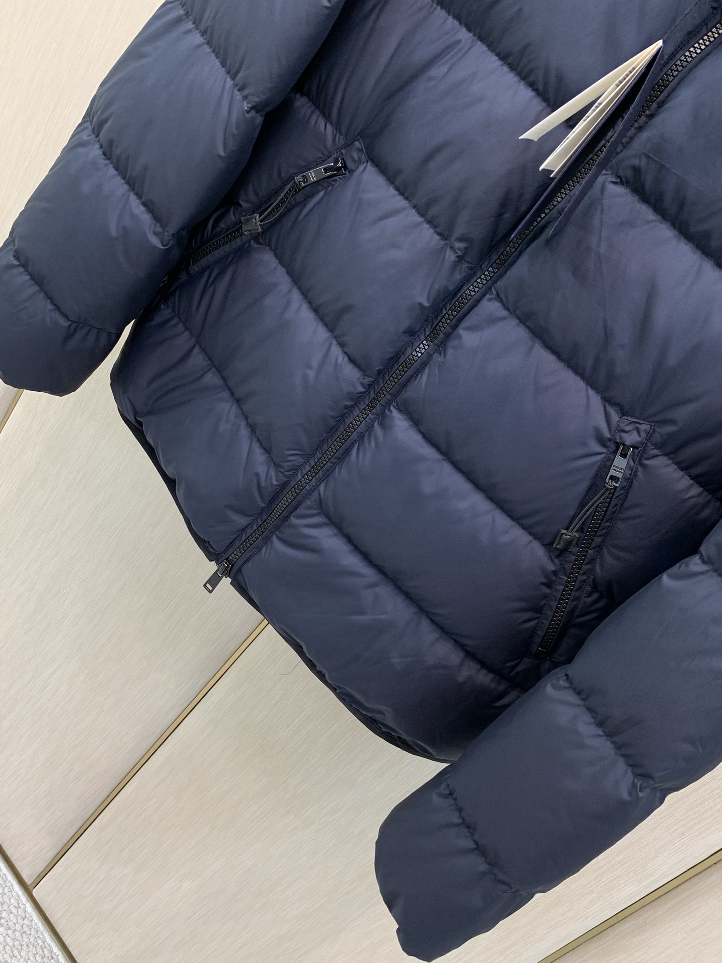 ，PRADA 普拉达，2026冬季最新品，专柜同步有售，时尚休闲立领羽绒服外套，进口原版面料，做工极为复杂，唯一可以做代