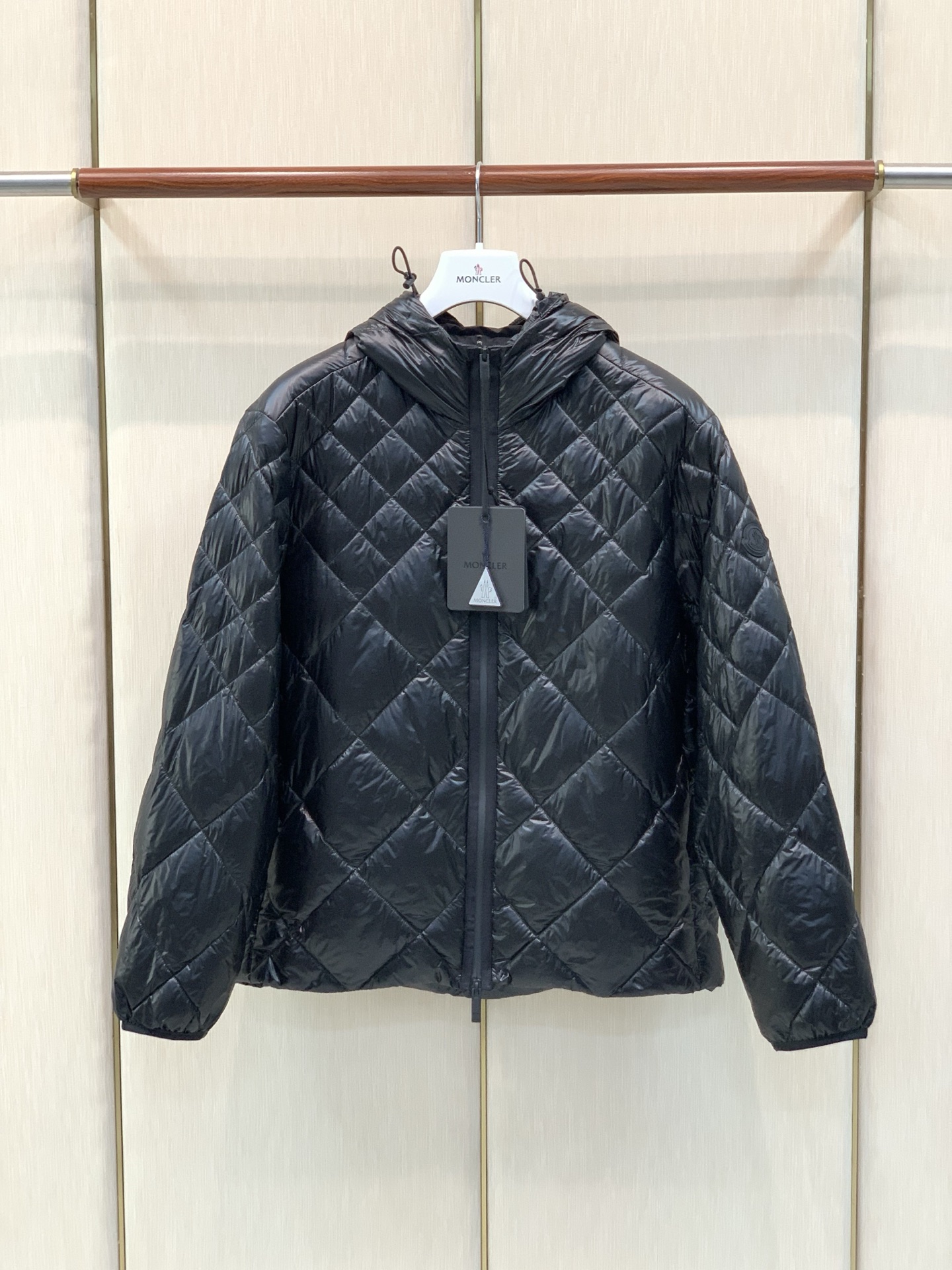 ，Moncler 蒙口，2026冬季最新品，专柜同步有售，原单狠货，时尚休闲连帽羽绒服外套，上身舒适！吸睛而有亮点，采用