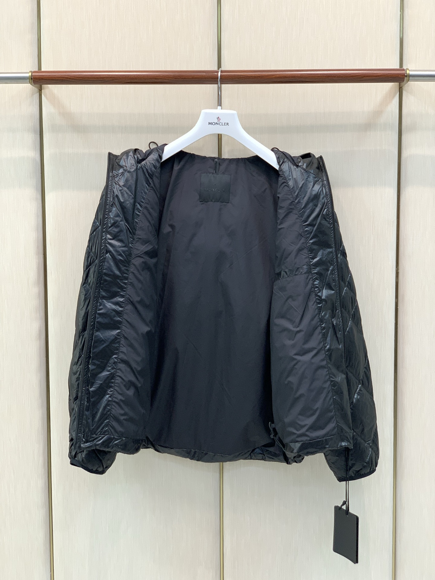 ,Moncler 蒙口,2026冬季最新品,专柜同步有售,原单狠货,时尚休闲连帽羽绒服外套,上身舒适!吸睛而有亮点,采用 ,Moncler 蒙口,2026冬季最新品,专柜同步有售,原单狠货,时尚休闲连帽羽绒服外套,上身舒适!吸睛而有亮点,采用