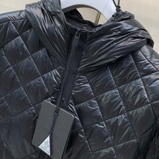 ,Moncler 蒙口,2026冬季最新品,专柜同步有售,原单狠货,时尚休闲连帽羽绒服外套,上身舒适!吸睛而有亮点,采用 ,Moncler 蒙口,2026冬季最新品,专柜同步有售,原单狠货,时尚休闲连帽羽绒服外套,上身舒适!吸睛而有亮点,采用