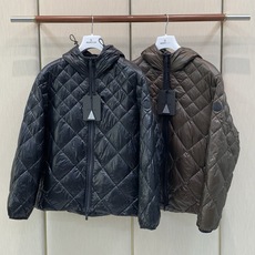 ,Moncler 蒙口,2026冬季最新品,专柜同步有售,原单狠货,时尚休闲连帽羽绒服外套,上身舒适!吸睛而有亮点,采用 ,Moncler 蒙口,2026冬季最新品,专柜同步有售,原单狠货,时尚休闲连帽羽绒服外套,上身舒适!吸睛而有亮点,采用