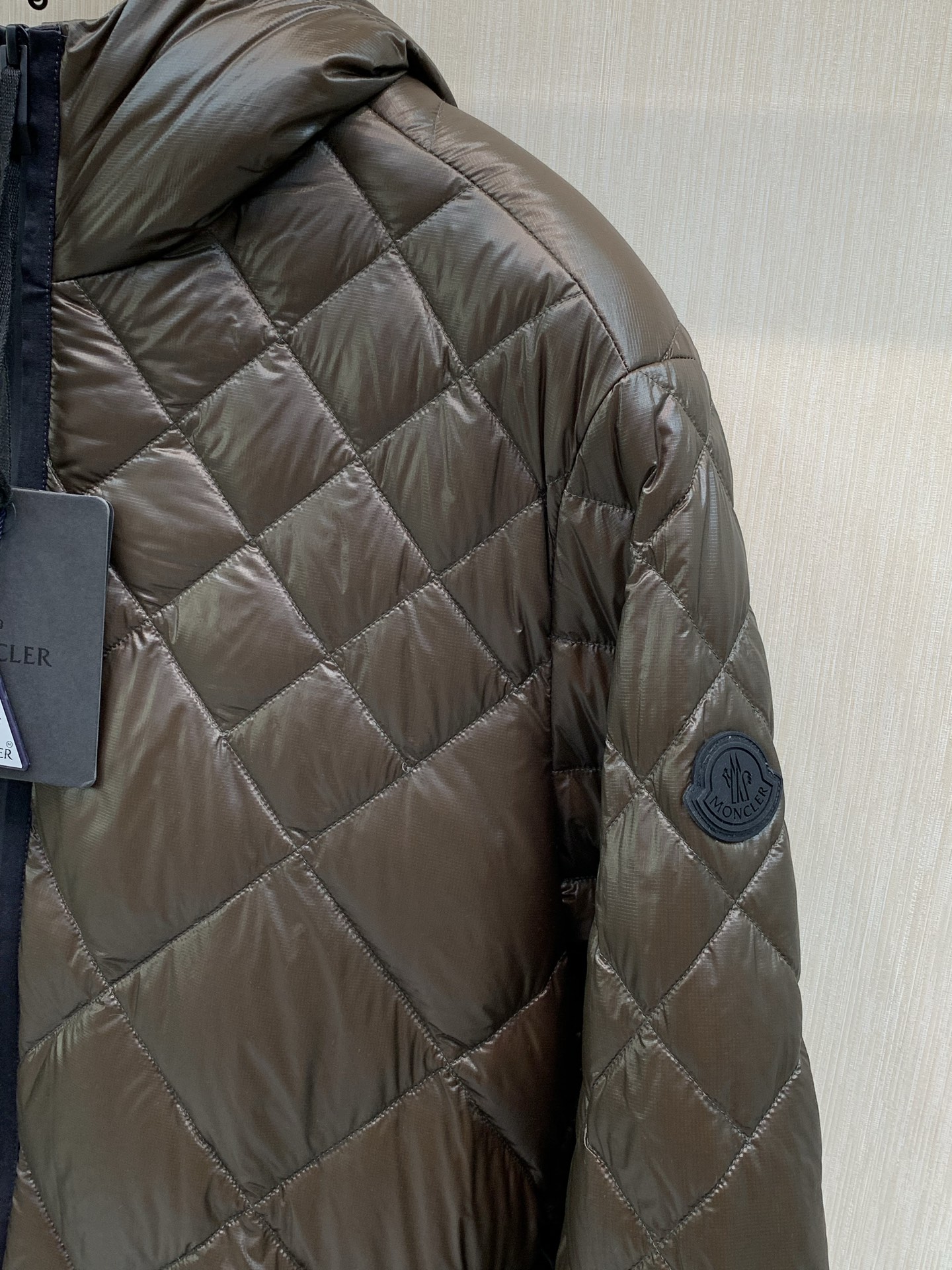 ,Moncler 蒙口,2026冬季最新品,专柜同步有售,原单狠货,时尚休闲连帽羽绒服外套,上身舒适!吸睛而有亮点,采用 ,Moncler 蒙口,2026冬季最新品,专柜同步有售,原单狠货,时尚休闲连帽羽绒服外套,上身舒适!吸睛而有亮点,采用