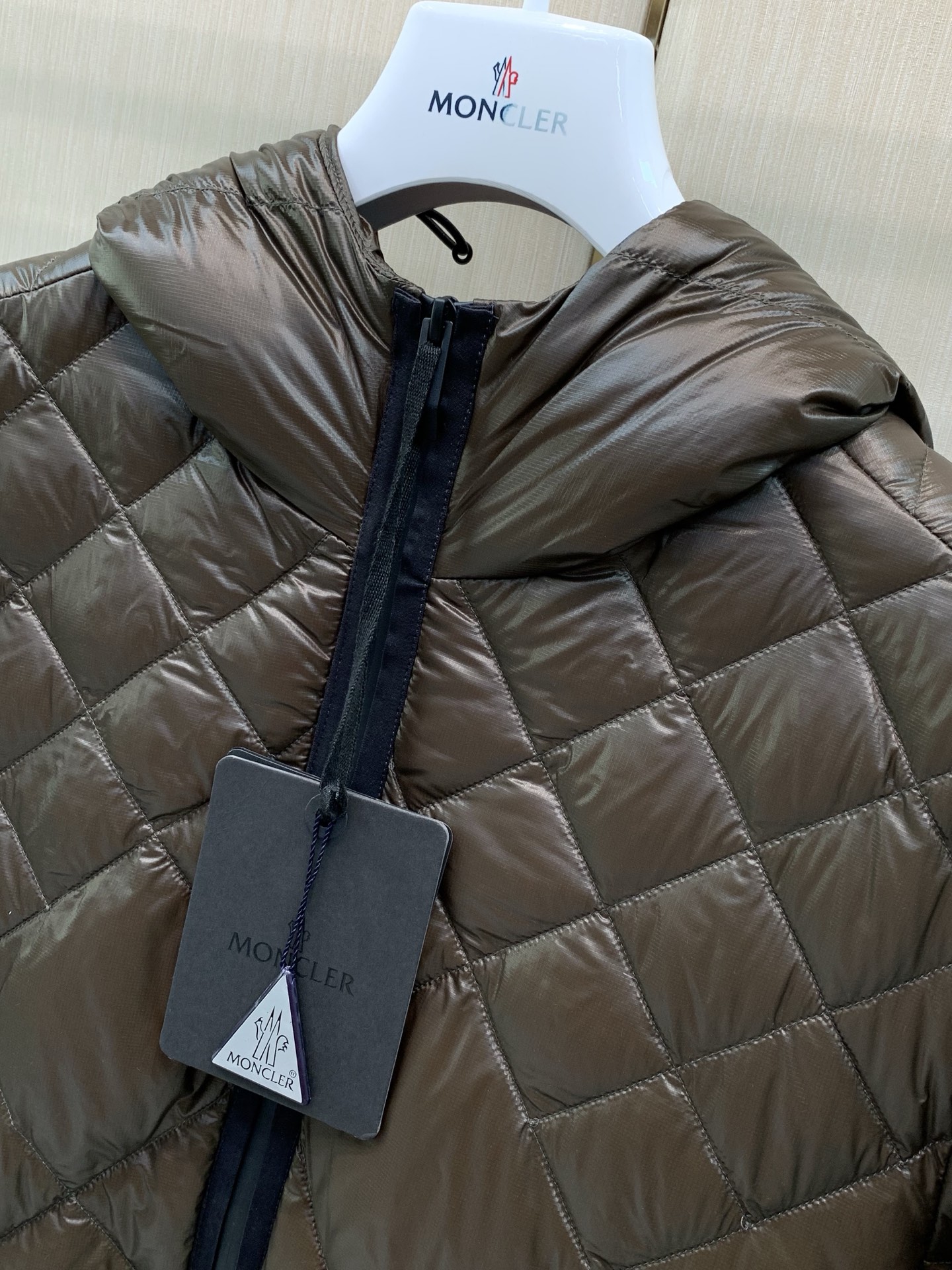 ,Moncler 蒙口,2026冬季最新品,专柜同步有售,原单狠货,时尚休闲连帽羽绒服外套,上身舒适!吸睛而有亮点,采用 ,Moncler 蒙口,2026冬季最新品,专柜同步有售,原单狠货,时尚休闲连帽羽绒服外套,上身舒适!吸睛而有亮点,采用