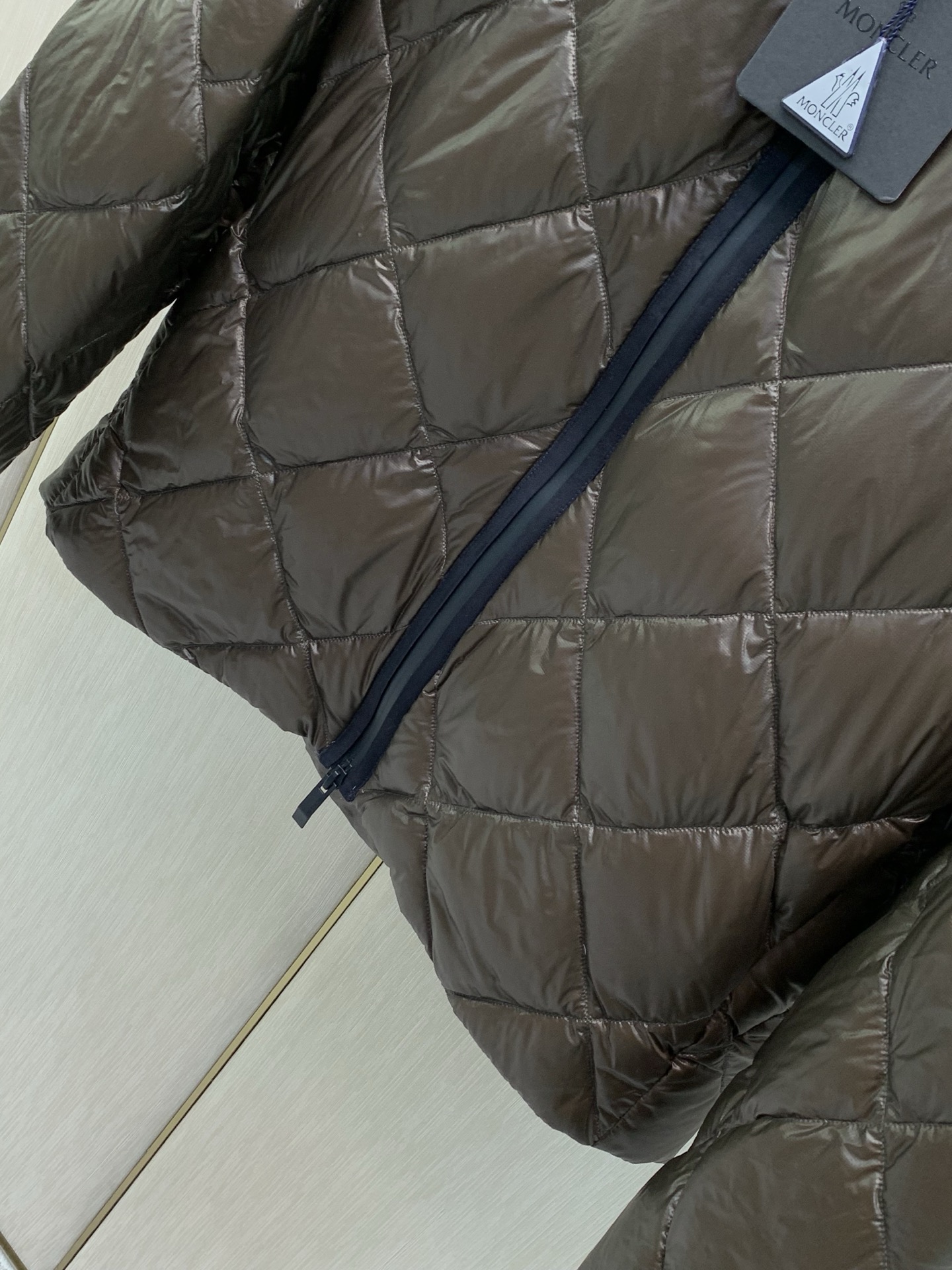 ,Moncler 蒙口,2026冬季最新品,专柜同步有售,原单狠货,时尚休闲连帽羽绒服外套,上身舒适!吸睛而有亮点,采用 ,Moncler 蒙口,2026冬季最新品,专柜同步有售,原单狠货,时尚休闲连帽羽绒服外套,上身舒适!吸睛而有亮点,采用