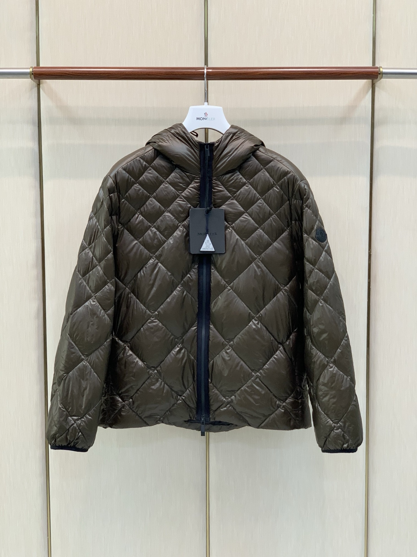 ，Moncler 蒙口，2026冬季最新品，专柜同步有售，原单狠货，时尚休闲连帽羽绒服外套，上身舒适！吸睛而有亮点，采用