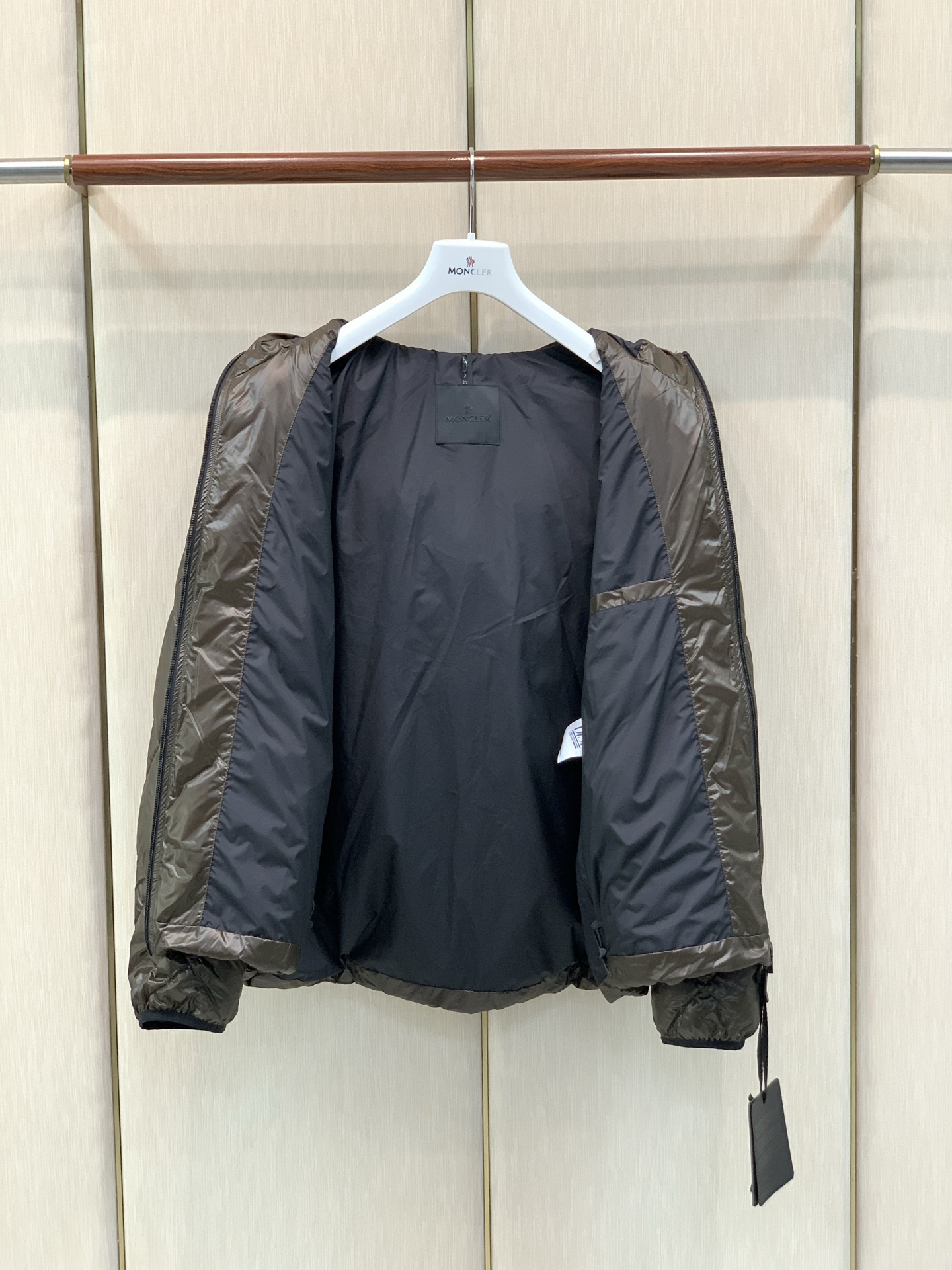 ,Moncler 蒙口,2026冬季最新品,专柜同步有售,原单狠货,时尚休闲连帽羽绒服外套,上身舒适!吸睛而有亮点,采用 ,Moncler 蒙口,2026冬季最新品,专柜同步有售,原单狠货,时尚休闲连帽羽绒服外套,上身舒适!吸睛而有亮点,采用