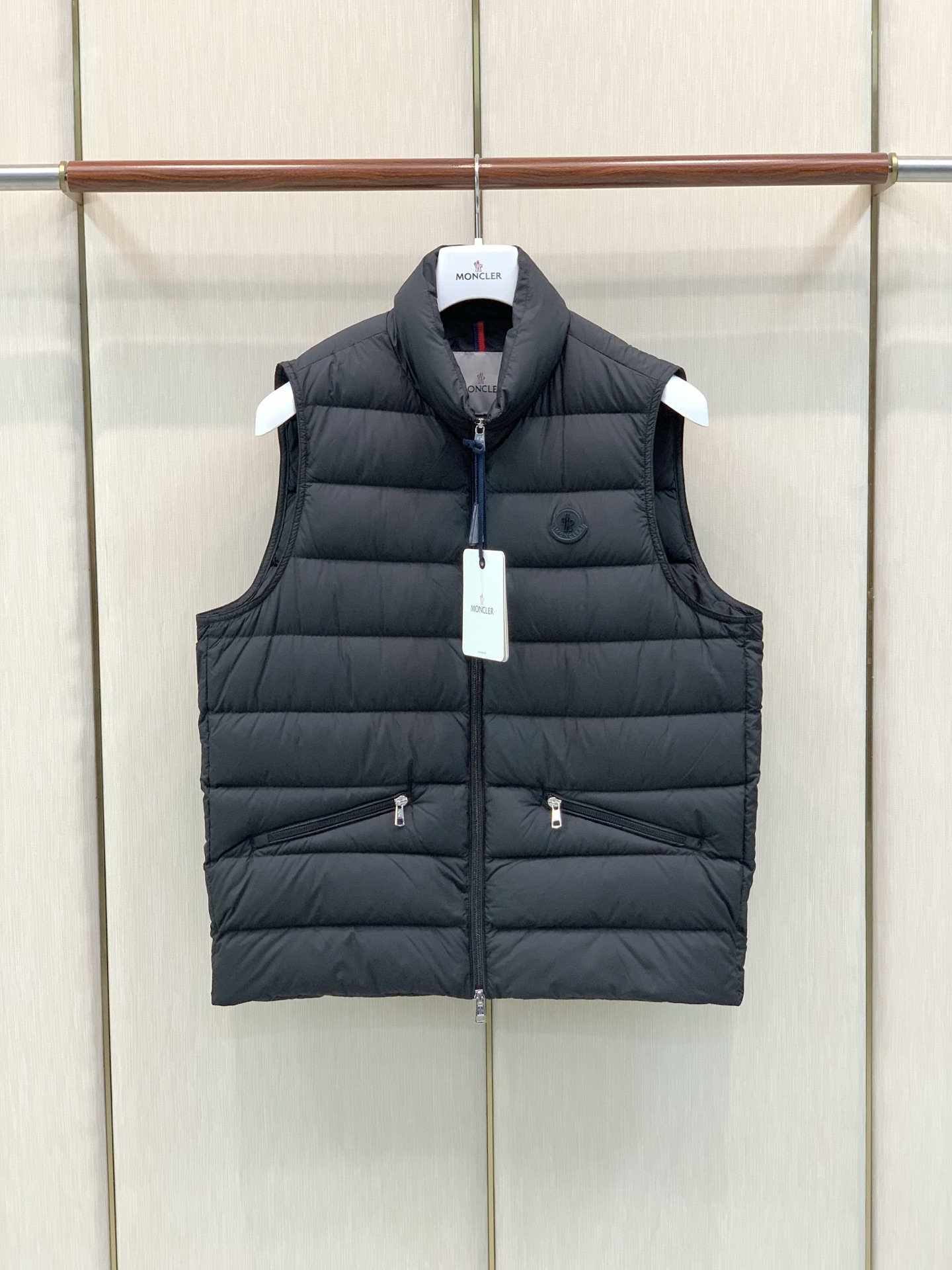 ，Moncler 蒙口，2026冬季最新品，专柜同步有售，原单狠货，时尚休闲立领羽绒服马甲，上身舒适！吸睛而有亮点，采用