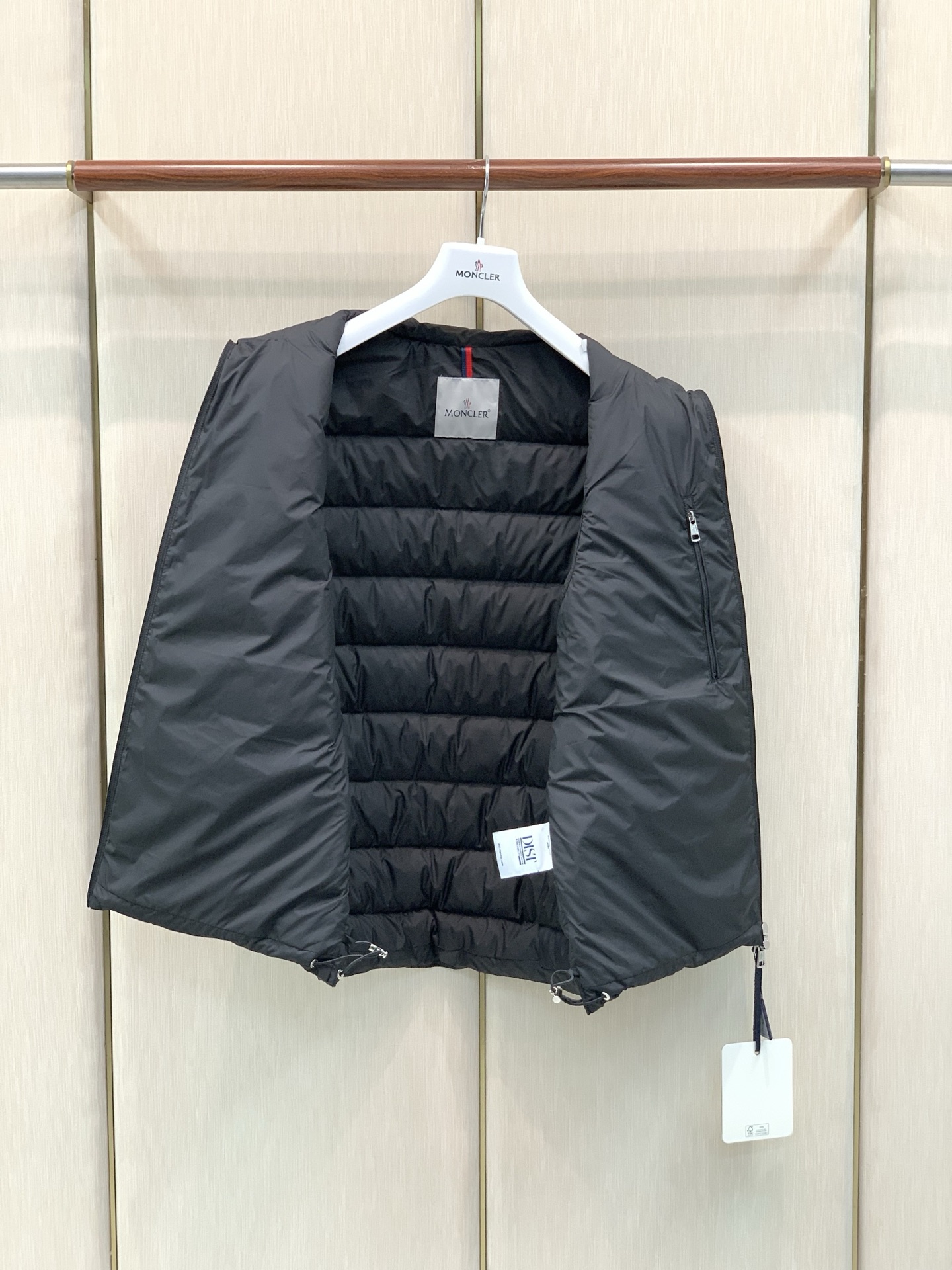 ,Moncler 蒙口,2026冬季最新品,专柜同步有售,原单狠货,时尚休闲立领羽绒服马甲,上身舒适!吸睛而有亮点,采用 ,Moncler 蒙口,2026冬季最新品,专柜同步有售,原单狠货,时尚休闲立领羽绒服马甲,上身舒适!吸睛而有亮点,采用