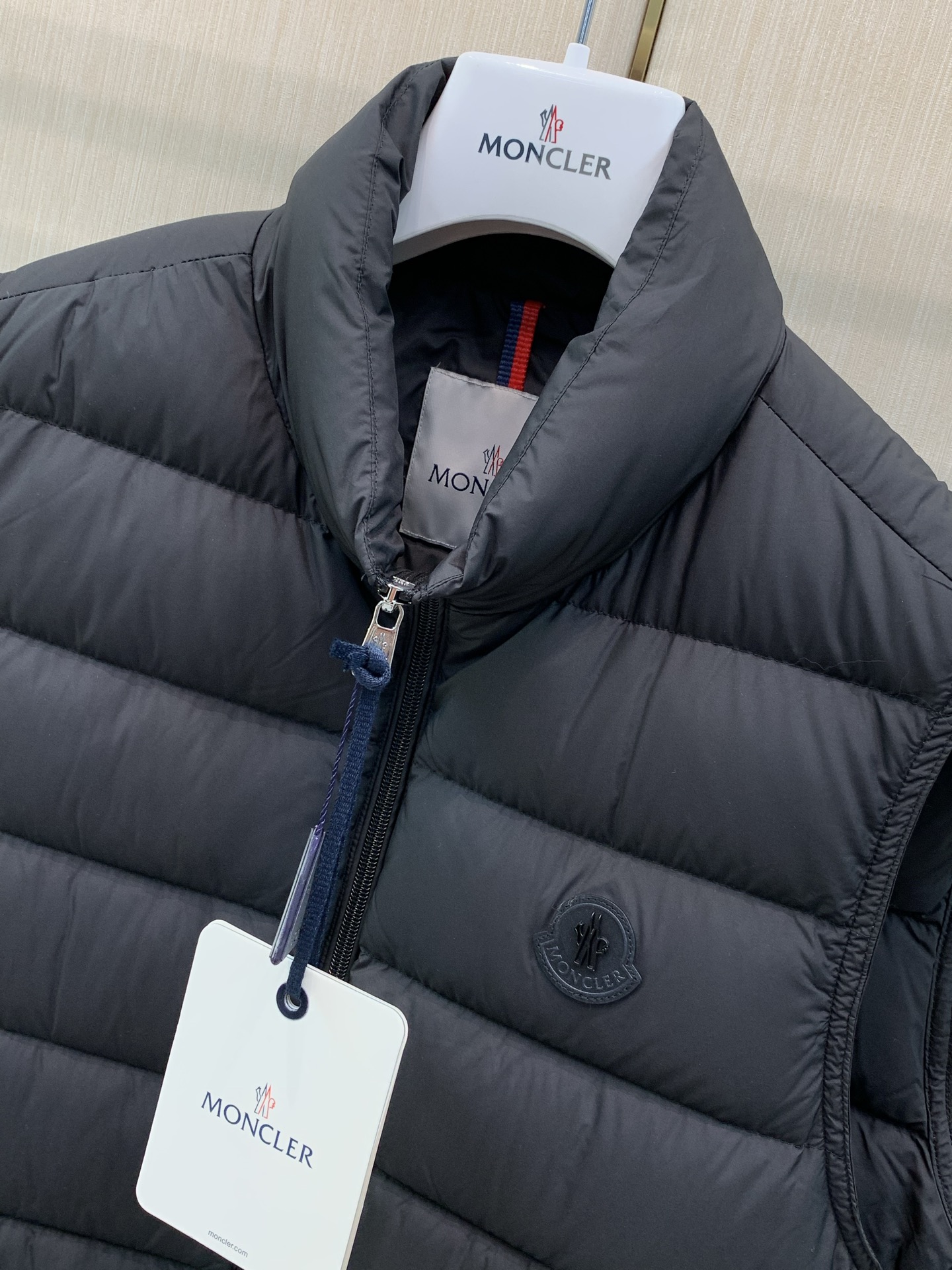,Moncler 蒙口,2026冬季最新品,专柜同步有售,原单狠货,时尚休闲立领羽绒服马甲,上身舒适!吸睛而有亮点,采用 ,Moncler 蒙口,2026冬季最新品,专柜同步有售,原单狠货,时尚休闲立领羽绒服马甲,上身舒适!吸睛而有亮点,采用