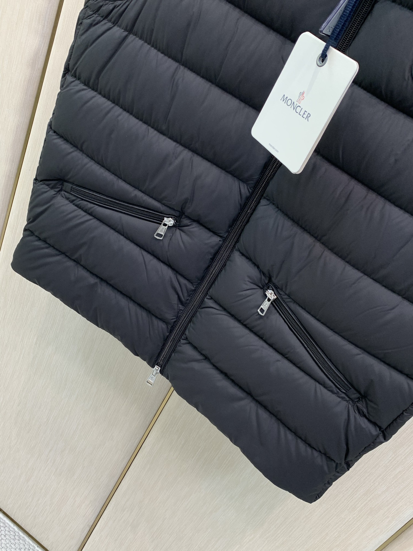 ,Moncler 蒙口,2026冬季最新品,专柜同步有售,原单狠货,时尚休闲立领羽绒服马甲,上身舒适!吸睛而有亮点,采用 ,Moncler 蒙口,2026冬季最新品,专柜同步有售,原单狠货,时尚休闲立领羽绒服马甲,上身舒适!吸睛而有亮点,采用