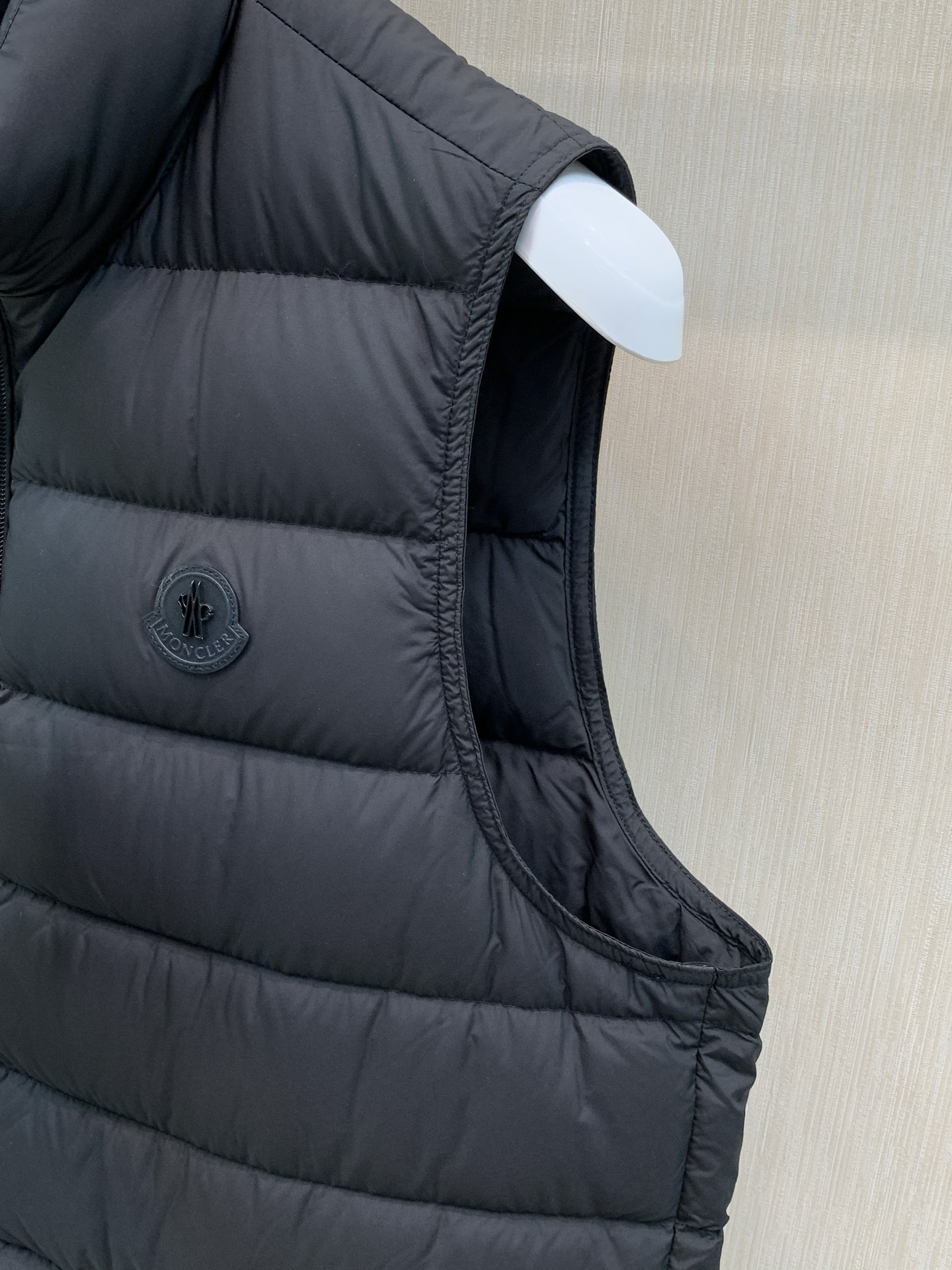 ,Moncler 蒙口,2026冬季最新品,专柜同步有售,原单狠货,时尚休闲立领羽绒服马甲,上身舒适!吸睛而有亮点,采用 ,Moncler 蒙口,2026冬季最新品,专柜同步有售,原单狠货,时尚休闲立领羽绒服马甲,上身舒适!吸睛而有亮点,采用