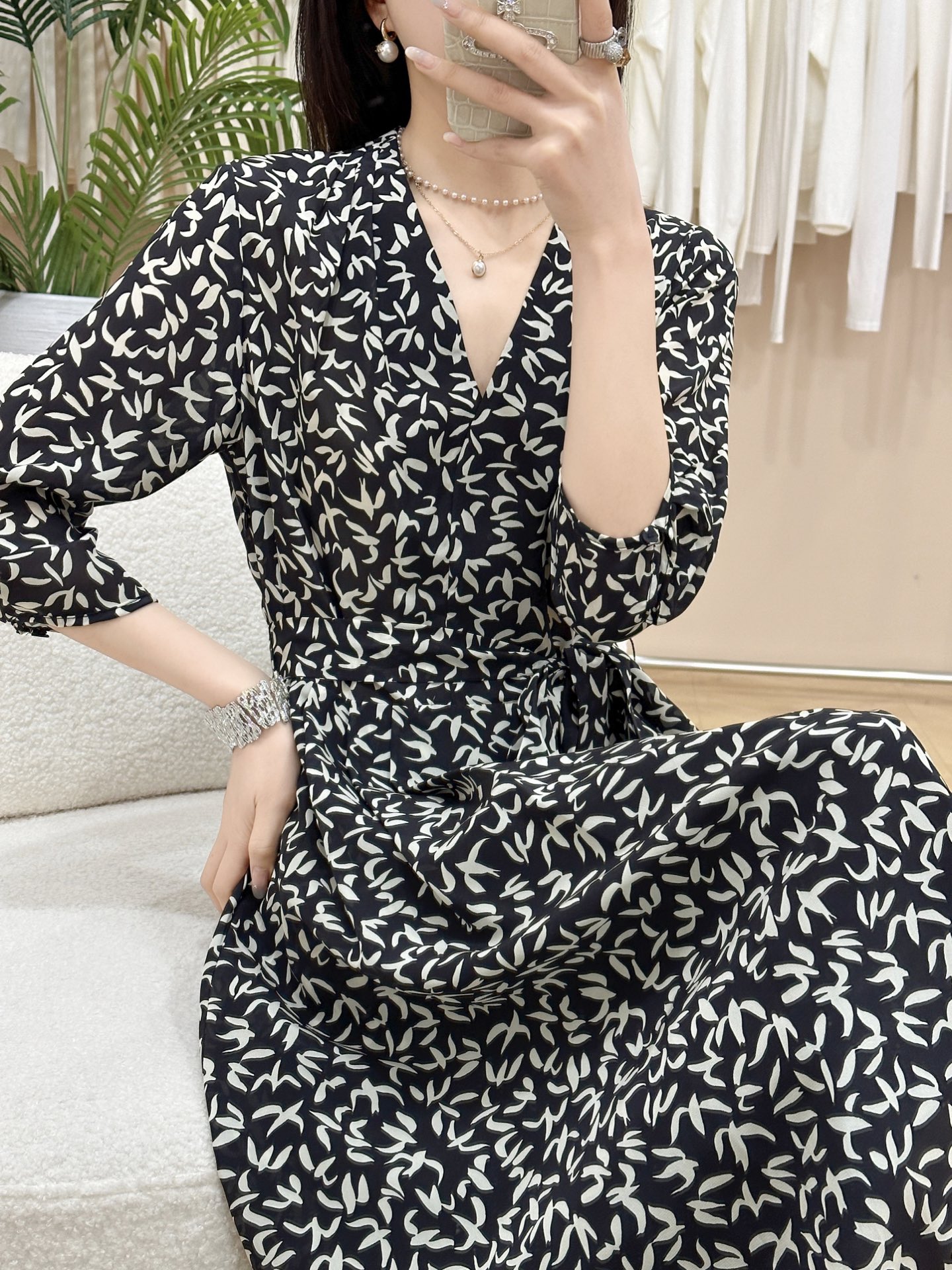 Marni’s New Thin-Twisted V-Rose Women’s Clothes: High-Quality Silk, Almond & Black. - 图片 6