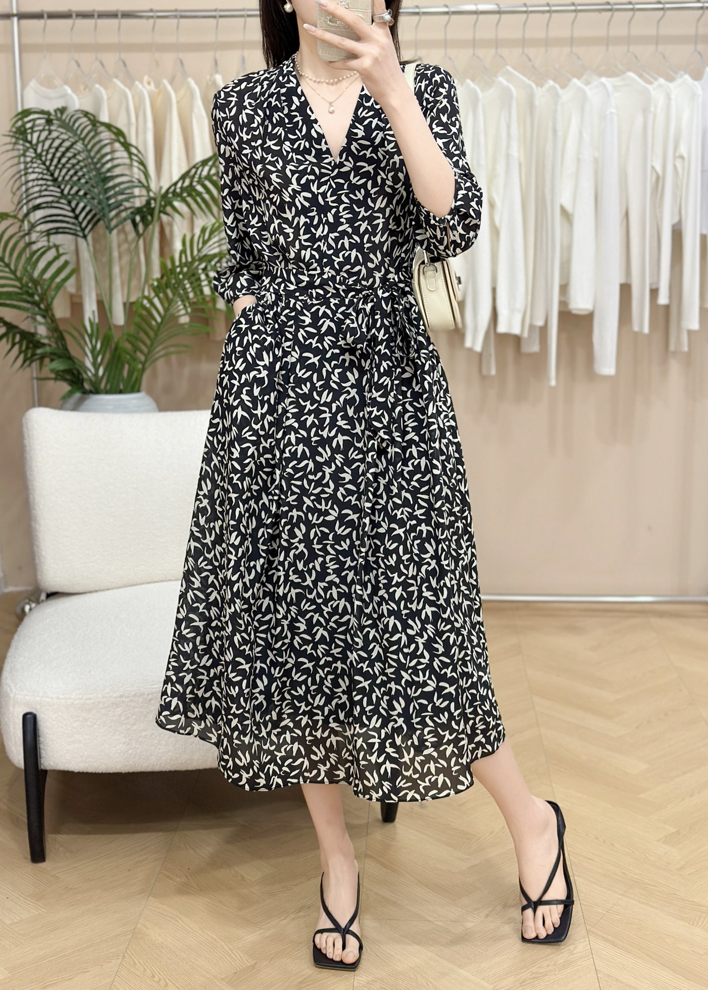 Marni’s New Thin-Twisted V-Rose Women’s Clothes: High-Quality Silk, Almond & Black. - 图片 1