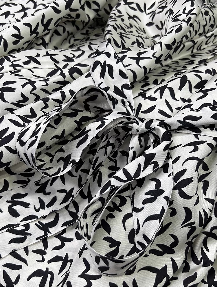 Marni’s New Thin-Twisted V-Rose Women’s Clothes: High-Quality Silk, Almond & Black. - 图片 9