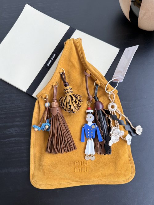 Miu Miu 25SS Yellow Leather Bag with Detachable Charm Accessories 1 Miu Miu 25SS Yellow Leather Bag with Detachable Charm Accessories