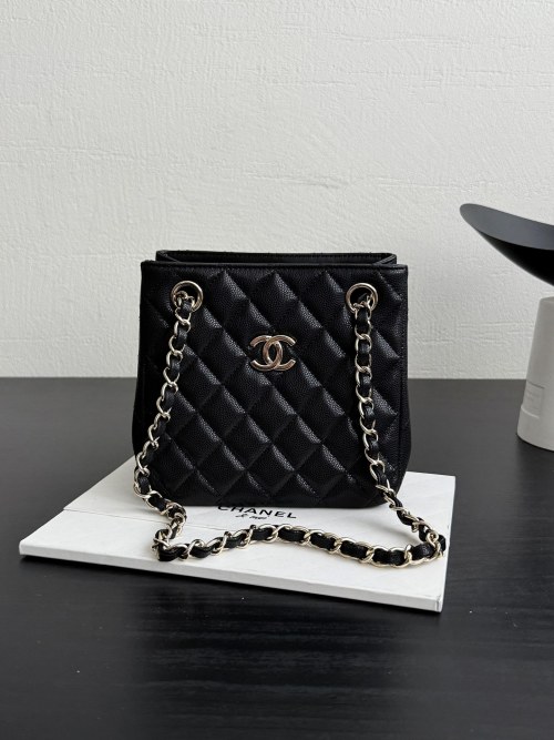 Timeless Quilted Tote Bag with Chain Strap - Elegant & Versatile 1 Timeless Quilted Tote Bag with Chain Strap - Elegant & Versatile
