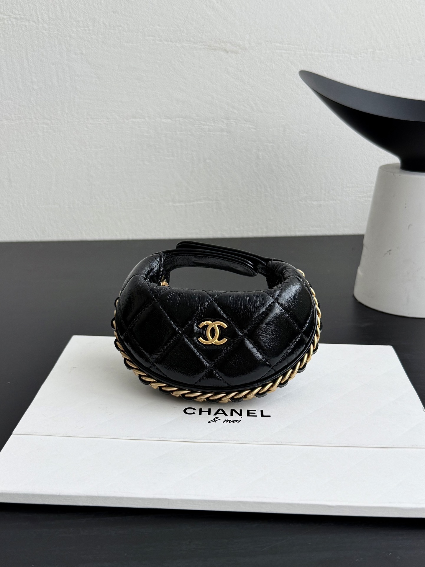 Chanel Mini Hula Hoop Tas Zwart Lamsleer met Gouden Hardware - Stijlvol en Elegant