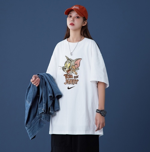 Nike x Tom and Jerry Camiseta de Manga Corta con Estampado Gráfico para Unisex 16 Nike x Tom and Jerry Camiseta de Manga Corta con Estampado Gráfico para Unisex