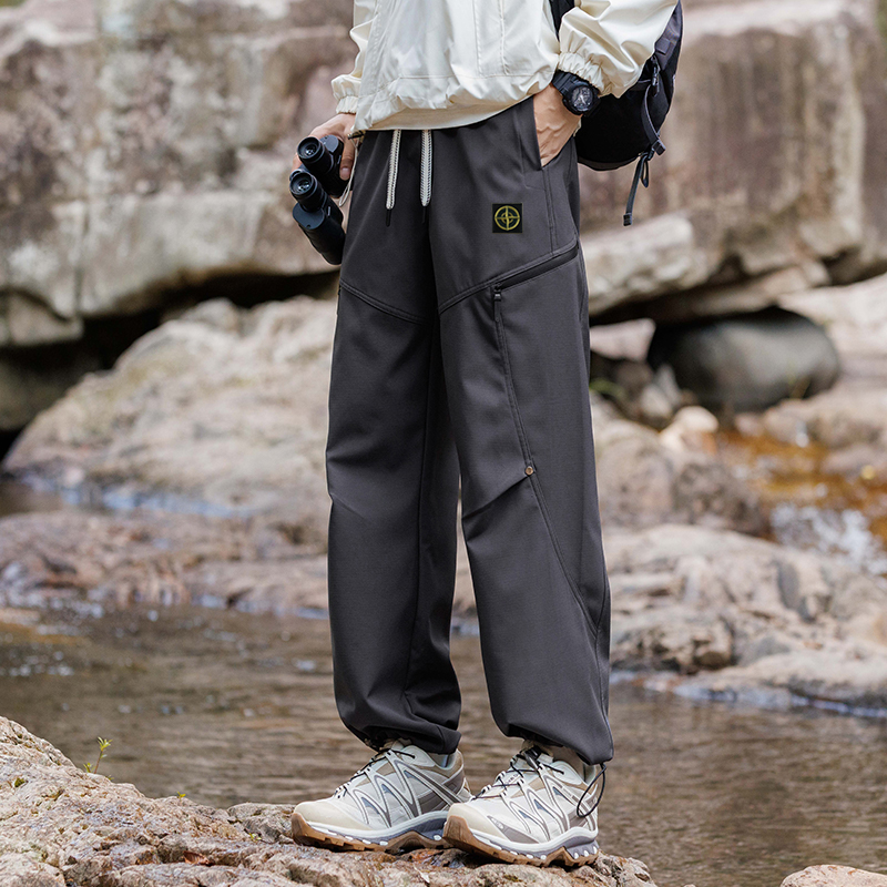 💰90  Stone Island/石头岛海外专柜冲锋机能休闲裤（男女同款）
防水冲锋裤，小红书主播推荐，上身质感满满，版型立体，完美修饰腿型，可随意日常搭配，不费劲就能穿出你的专属特色，整体好穿大方，休闲又减龄，不要错过！
颜色：黑色 深灰色  驼色 
尺码：M-3XL 
     裤长    腰围    脚口  
M   98       68      42  
L   100      71     43  
XL  102    74      44  
XXL104    77     45  
3XL 124   34      46