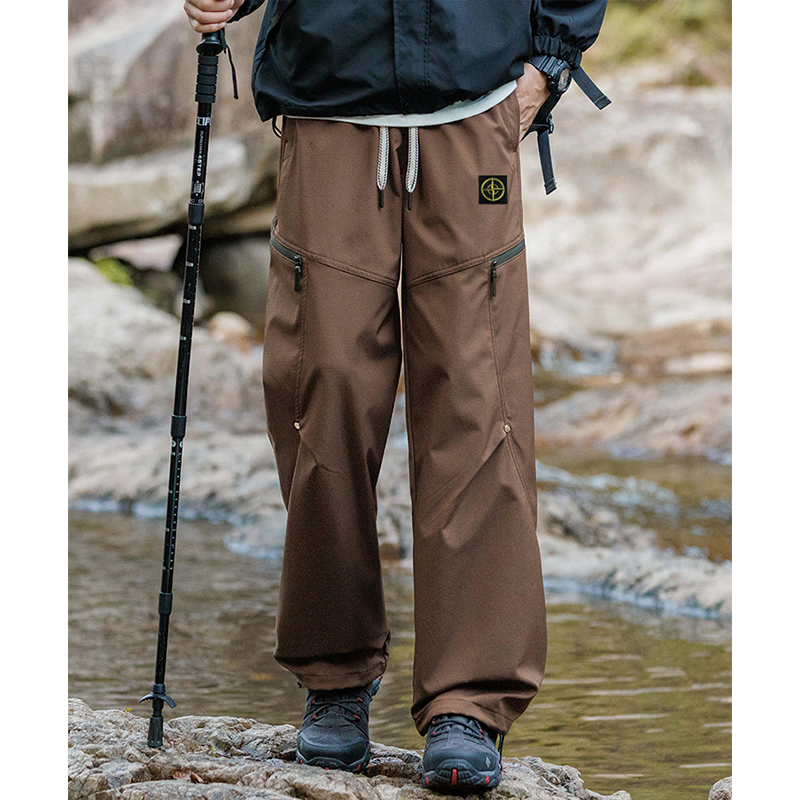 💰90  Stone Island/石头岛海外专柜冲锋机能休闲裤（男女同款）
防水冲锋裤，小红书主播推荐，上身质感满满，版型立体，完美修饰腿型，可随意日常搭配，不费劲就能穿出你的专属特色，整体好穿大方，休闲又减龄，不要错过！
颜色：黑色 深灰色  驼色 
尺码：M-3XL 
     裤长    腰围    脚口  
M   98       68      42  
L   100      71     43  
XL  102    74      44  
XXL104    77     45  
3XL 124   34      46