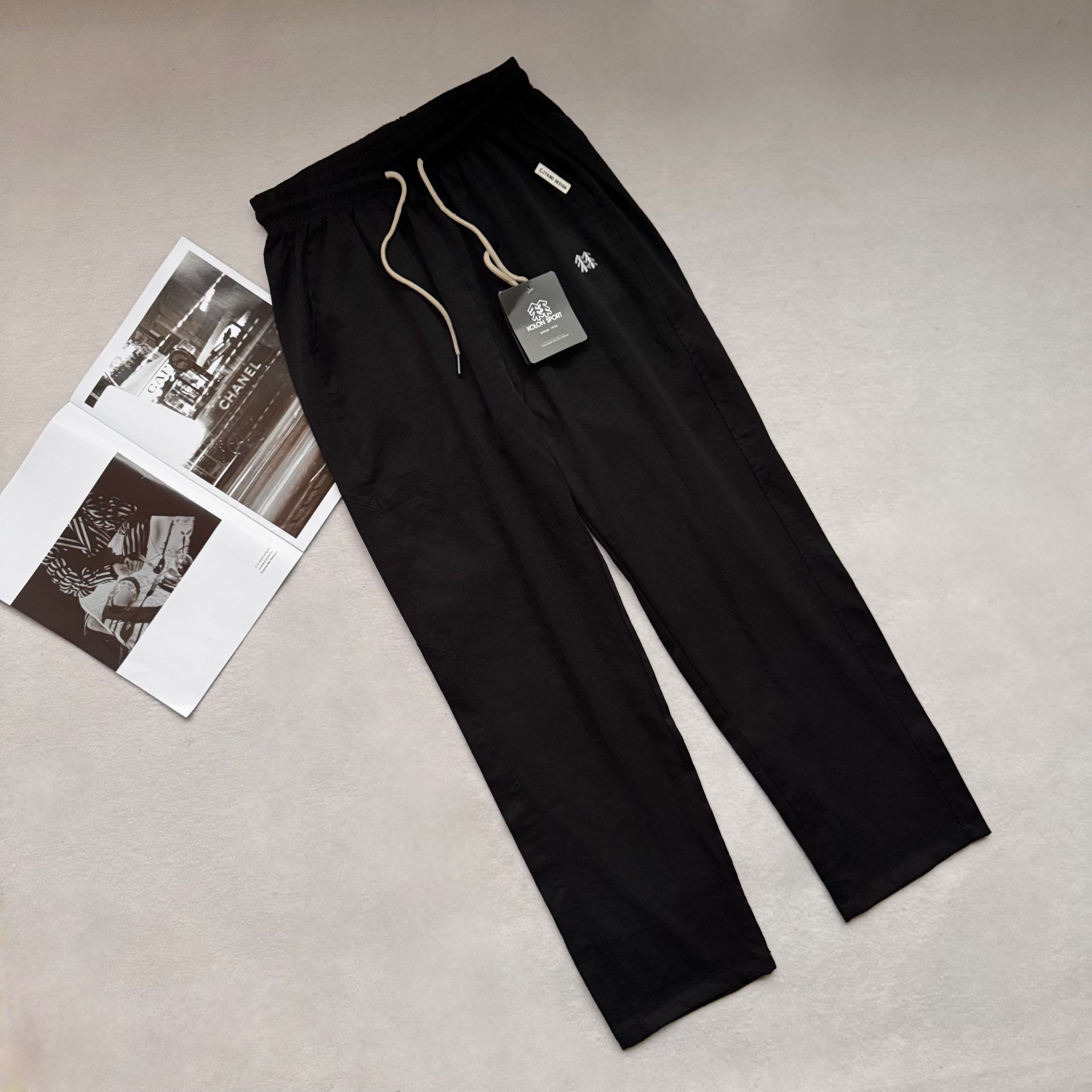 💰130    KOLON SPORT  可隆 2025夏新款锦纶冰丝裤防晒休闲裤 




强列推荐的最舒服丝滑的冰丝长裤！！超大弹力！上身太舒服！
山东青岛代工，速度捡漏！
夏季清凉神器，免抗烫皱四面弹超大弹力！不熨用烫也垂感显尽的裤子！防晒指数50➕，无惧盛夏！
穿上滑滑的 凉凉的 可以说 比不穿还要爽！
松紧腰围，超大弹力的速干裤！接触凉感舒服是关键 超显瘦！总之 一句话，谁穿谁知道！
只有最顶尖的工厂才有的工艺，上身真心凉快！爽滑舒适抗皱无痕的好裤子！就是这么高端，不愧是可隆家的东西，收到货你就知道有多完美！适合任意年龄段，上身妥妥的男神范！
三标齐全原包装付辅料一应俱全，完全不用担心！无论自留还是送礼都是极好的！送哥哥送老公送爸爸，有谁会拒绝这样一件冰丝裤呢！

代工尾单现货仅此一批，错过拍大腿！老铁们冲冲冲！现货开秒

颜色：黑色   卡其色   
尺码：M-3XL   
     裤长  腰围    臀围  
M    98    70     104  
L    100    73    108  
XL  102    76    112  
XXL  104  79    116  
3XL  106   82    120 