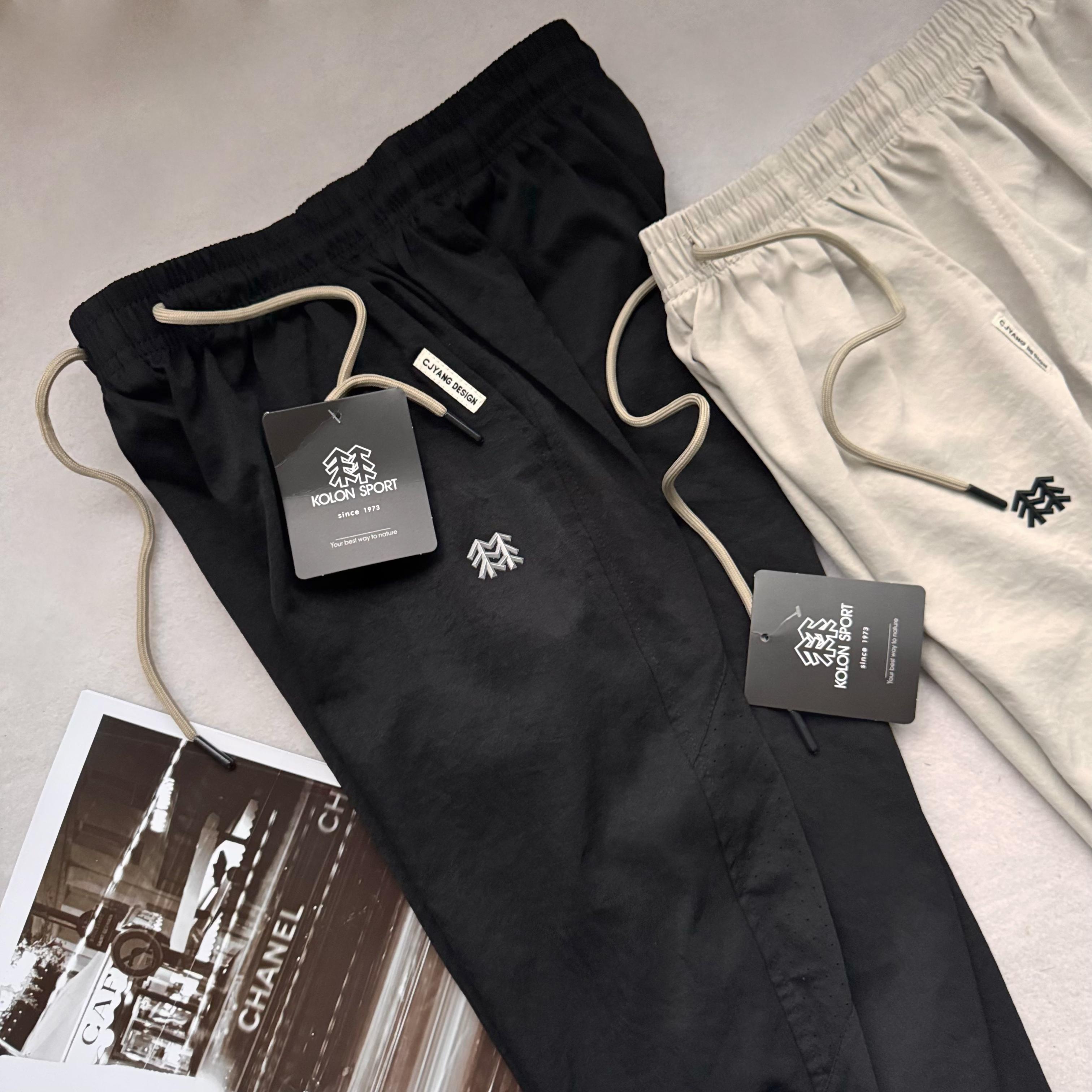 💰130    KOLON SPORT  可隆 2025夏新款锦纶冰丝裤防晒休闲裤 




强列推荐的最舒服丝滑的冰丝长裤！！超大弹力！上身太舒服！
山东青岛代工，速度捡漏！
夏季清凉神器，免抗烫皱四面弹超大弹力！不熨用烫也垂感显尽的裤子！防晒指数50➕，无惧盛夏！
穿上滑滑的 凉凉的 可以说 比不穿还要爽！
松紧腰围，超大弹力的速干裤！接触凉感舒服是关键 超显瘦！总之 一句话，谁穿谁知道！
只有最顶尖的工厂才有的工艺，上身真心凉快！爽滑舒适抗皱无痕的好裤子！就是这么高端，不愧是可隆家的东西，收到货你就知道有多完美！适合任意年龄段，上身妥妥的男神范！
三标齐全原包装付辅料一应俱全，完全不用担心！无论自留还是送礼都是极好的！送哥哥送老公送爸爸，有谁会拒绝这样一件冰丝裤呢！

代工尾单现货仅此一批，错过拍大腿！老铁们冲冲冲！现货开秒

颜色：黑色   卡其色   
尺码：M-3XL   
     裤长  腰围    臀围  
M    98    70     104  
L    100    73    108  
XL  102    76    112  
XXL  104  79    116  
3XL  106   82    120 