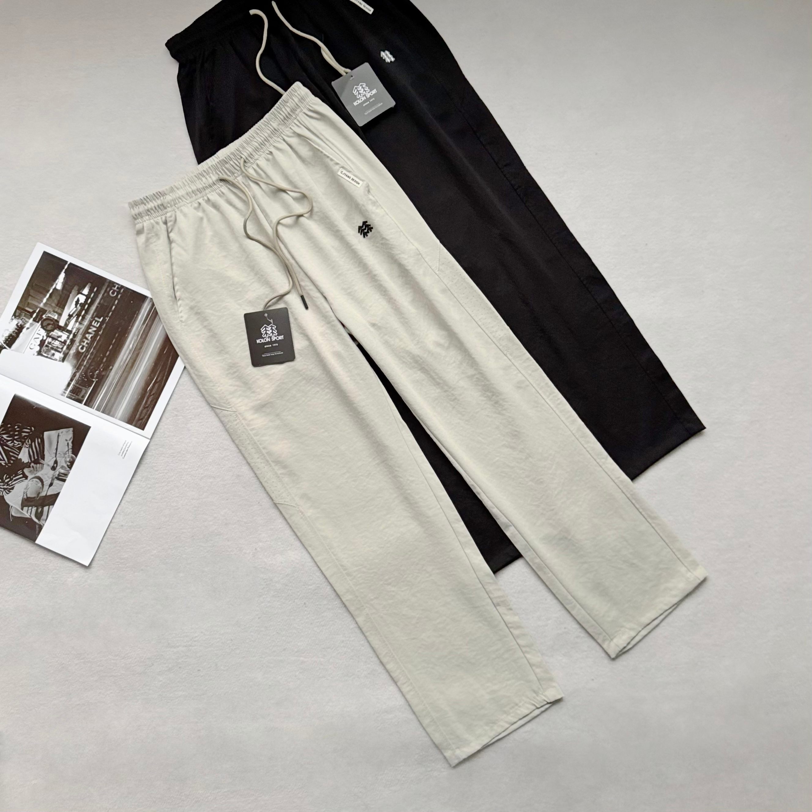 💰130    KOLON SPORT  可隆 2025夏新款锦纶冰丝裤防晒休闲裤 




强列推荐的最舒服丝滑的冰丝长裤！！超大弹力！上身太舒服！
山东青岛代工，速度捡漏！
夏季清凉神器，免抗烫皱四面弹超大弹力！不熨用烫也垂感显尽的裤子！防晒指数50➕，无惧盛夏！
穿上滑滑的 凉凉的 可以说 比不穿还要爽！
松紧腰围，超大弹力的速干裤！接触凉感舒服是关键 超显瘦！总之 一句话，谁穿谁知道！
只有最顶尖的工厂才有的工艺，上身真心凉快！爽滑舒适抗皱无痕的好裤子！就是这么高端，不愧是可隆家的东西，收到货你就知道有多完美！适合任意年龄段，上身妥妥的男神范！
三标齐全原包装付辅料一应俱全，完全不用担心！无论自留还是送礼都是极好的！送哥哥送老公送爸爸，有谁会拒绝这样一件冰丝裤呢！

代工尾单现货仅此一批，错过拍大腿！老铁们冲冲冲！现货开秒

颜色：黑色   卡其色   
尺码：M-3XL   
     裤长  腰围    臀围  
M    98    70     104  
L    100    73    108  
XL  102    76    112  
XXL  104  79    116  
3XL  106   82    120 