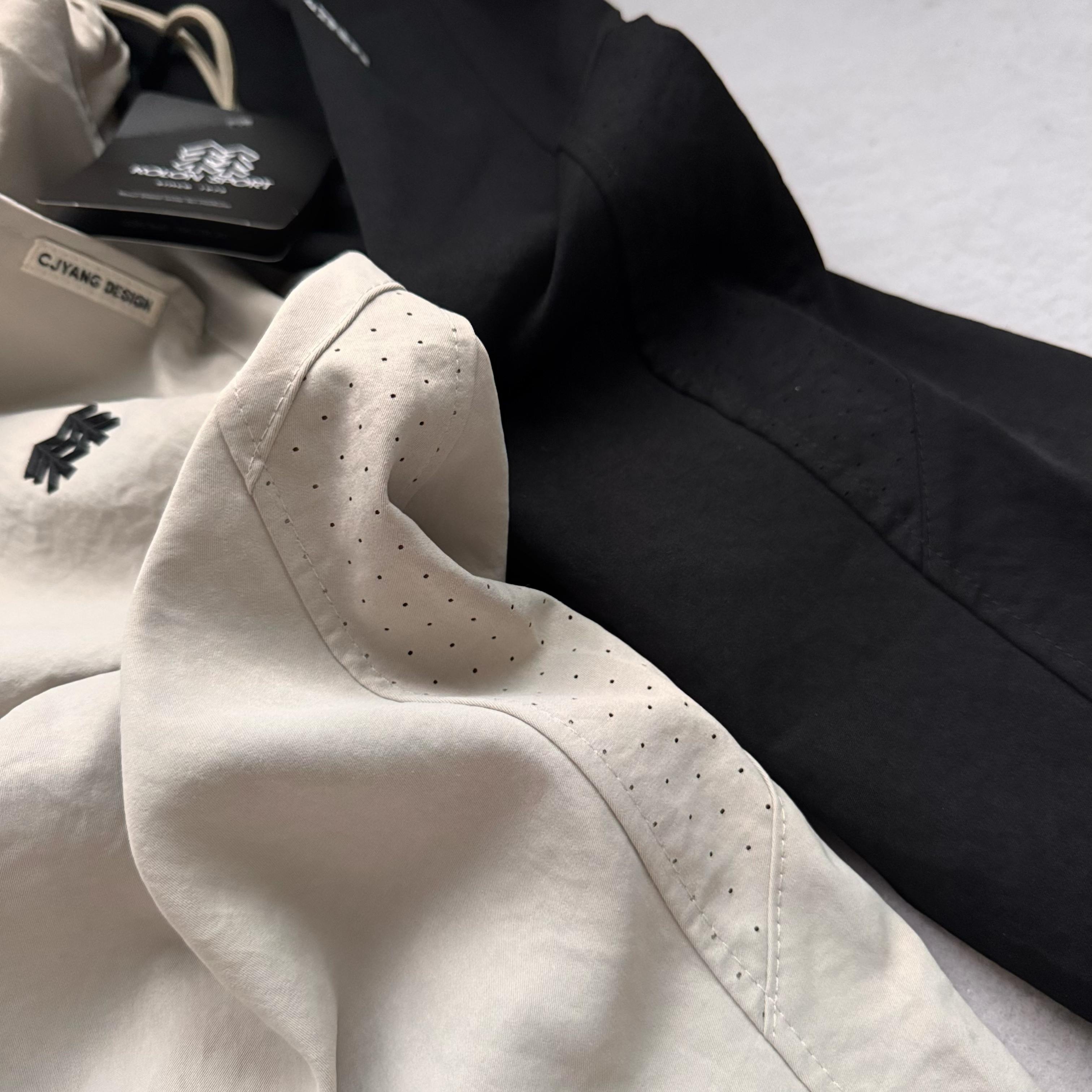 💰130    KOLON SPORT  可隆 2025夏新款锦纶冰丝裤防晒休闲裤 




强列推荐的最舒服丝滑的冰丝长裤！！超大弹力！上身太舒服！
山东青岛代工，速度捡漏！
夏季清凉神器，免抗烫皱四面弹超大弹力！不熨用烫也垂感显尽的裤子！防晒指数50➕，无惧盛夏！
穿上滑滑的 凉凉的 可以说 比不穿还要爽！
松紧腰围，超大弹力的速干裤！接触凉感舒服是关键 超显瘦！总之 一句话，谁穿谁知道！
只有最顶尖的工厂才有的工艺，上身真心凉快！爽滑舒适抗皱无痕的好裤子！就是这么高端，不愧是可隆家的东西，收到货你就知道有多完美！适合任意年龄段，上身妥妥的男神范！
三标齐全原包装付辅料一应俱全，完全不用担心！无论自留还是送礼都是极好的！送哥哥送老公送爸爸，有谁会拒绝这样一件冰丝裤呢！

代工尾单现货仅此一批，错过拍大腿！老铁们冲冲冲！现货开秒

颜色：黑色   卡其色   
尺码：M-3XL   
     裤长  腰围    臀围  
M    98    70     104  
L    100    73    108  
XL  102    76    112  
XXL  104  79    116  
3XL  106   82    120 