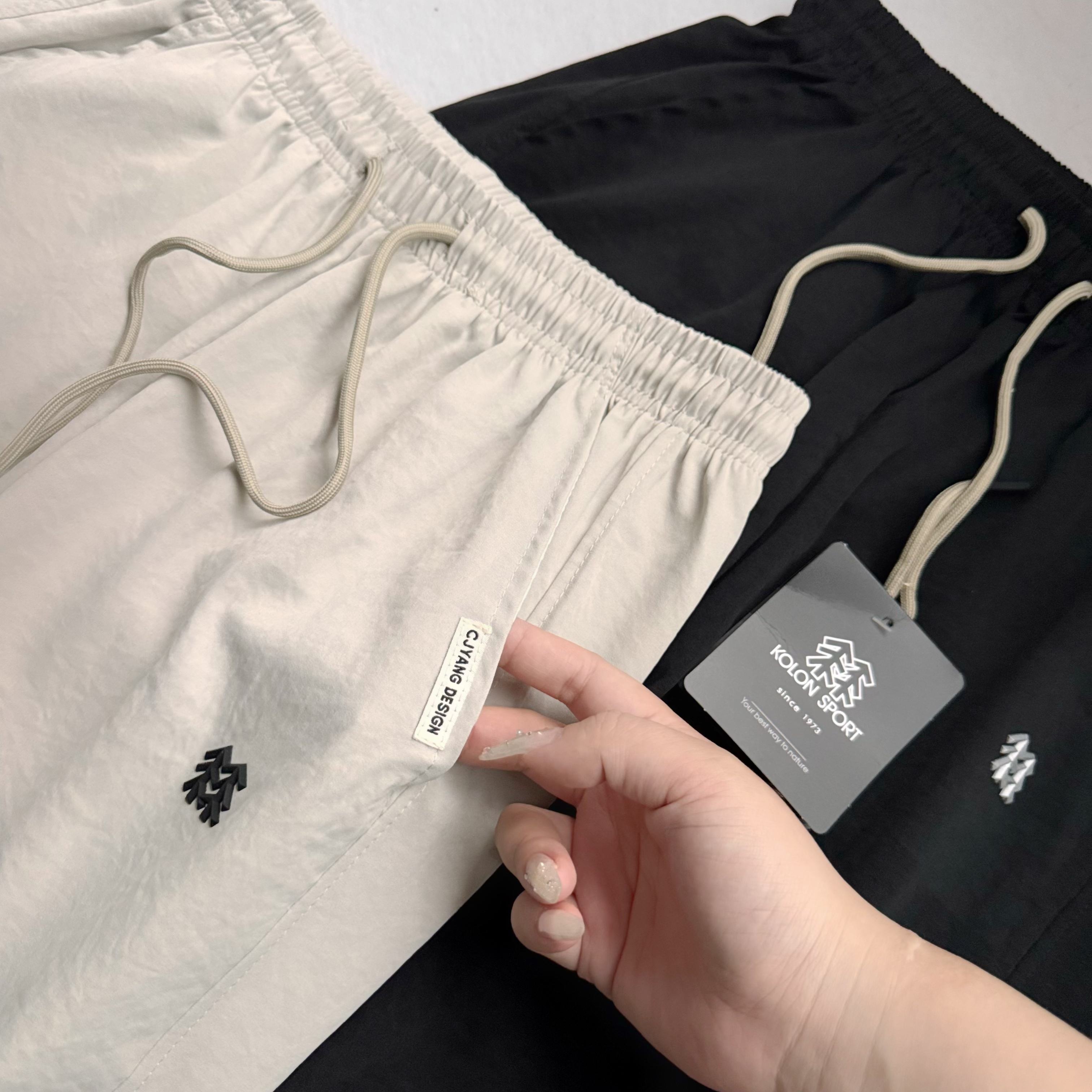 💰130    KOLON SPORT  可隆 2025夏新款锦纶冰丝裤防晒休闲裤 




强列推荐的最舒服丝滑的冰丝长裤！！超大弹力！上身太舒服！
山东青岛代工，速度捡漏！
夏季清凉神器，免抗烫皱四面弹超大弹力！不熨用烫也垂感显尽的裤子！防晒指数50➕，无惧盛夏！
穿上滑滑的 凉凉的 可以说 比不穿还要爽！
松紧腰围，超大弹力的速干裤！接触凉感舒服是关键 超显瘦！总之 一句话，谁穿谁知道！
只有最顶尖的工厂才有的工艺，上身真心凉快！爽滑舒适抗皱无痕的好裤子！就是这么高端，不愧是可隆家的东西，收到货你就知道有多完美！适合任意年龄段，上身妥妥的男神范！
三标齐全原包装付辅料一应俱全，完全不用担心！无论自留还是送礼都是极好的！送哥哥送老公送爸爸，有谁会拒绝这样一件冰丝裤呢！

代工尾单现货仅此一批，错过拍大腿！老铁们冲冲冲！现货开秒

颜色：黑色   卡其色   
尺码：M-3XL   
     裤长  腰围    臀围  
M    98    70     104  
L    100    73    108  
XL  102    76    112  
XXL  104  79    116  
3XL  106   82    120 
