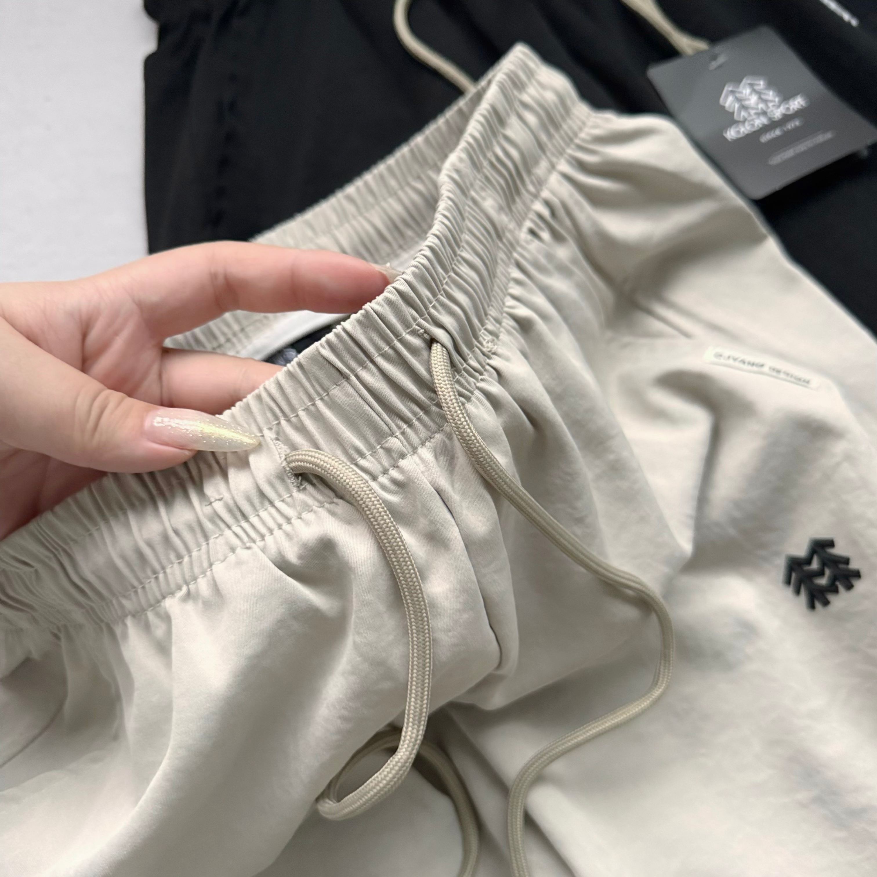 💰130    KOLON SPORT  可隆 2025夏新款锦纶冰丝裤防晒休闲裤 




强列推荐的最舒服丝滑的冰丝长裤！！超大弹力！上身太舒服！
山东青岛代工，速度捡漏！
夏季清凉神器，免抗烫皱四面弹超大弹力！不熨用烫也垂感显尽的裤子！防晒指数50➕，无惧盛夏！
穿上滑滑的 凉凉的 可以说 比不穿还要爽！
松紧腰围，超大弹力的速干裤！接触凉感舒服是关键 超显瘦！总之 一句话，谁穿谁知道！
只有最顶尖的工厂才有的工艺，上身真心凉快！爽滑舒适抗皱无痕的好裤子！就是这么高端，不愧是可隆家的东西，收到货你就知道有多完美！适合任意年龄段，上身妥妥的男神范！
三标齐全原包装付辅料一应俱全，完全不用担心！无论自留还是送礼都是极好的！送哥哥送老公送爸爸，有谁会拒绝这样一件冰丝裤呢！

代工尾单现货仅此一批，错过拍大腿！老铁们冲冲冲！现货开秒

颜色：黑色   卡其色   
尺码：M-3XL   
     裤长  腰围    臀围  
M    98    70     104  
L    100    73    108  
XL  102    76    112  
XXL  104  79    116  
3XL  106   82    120 