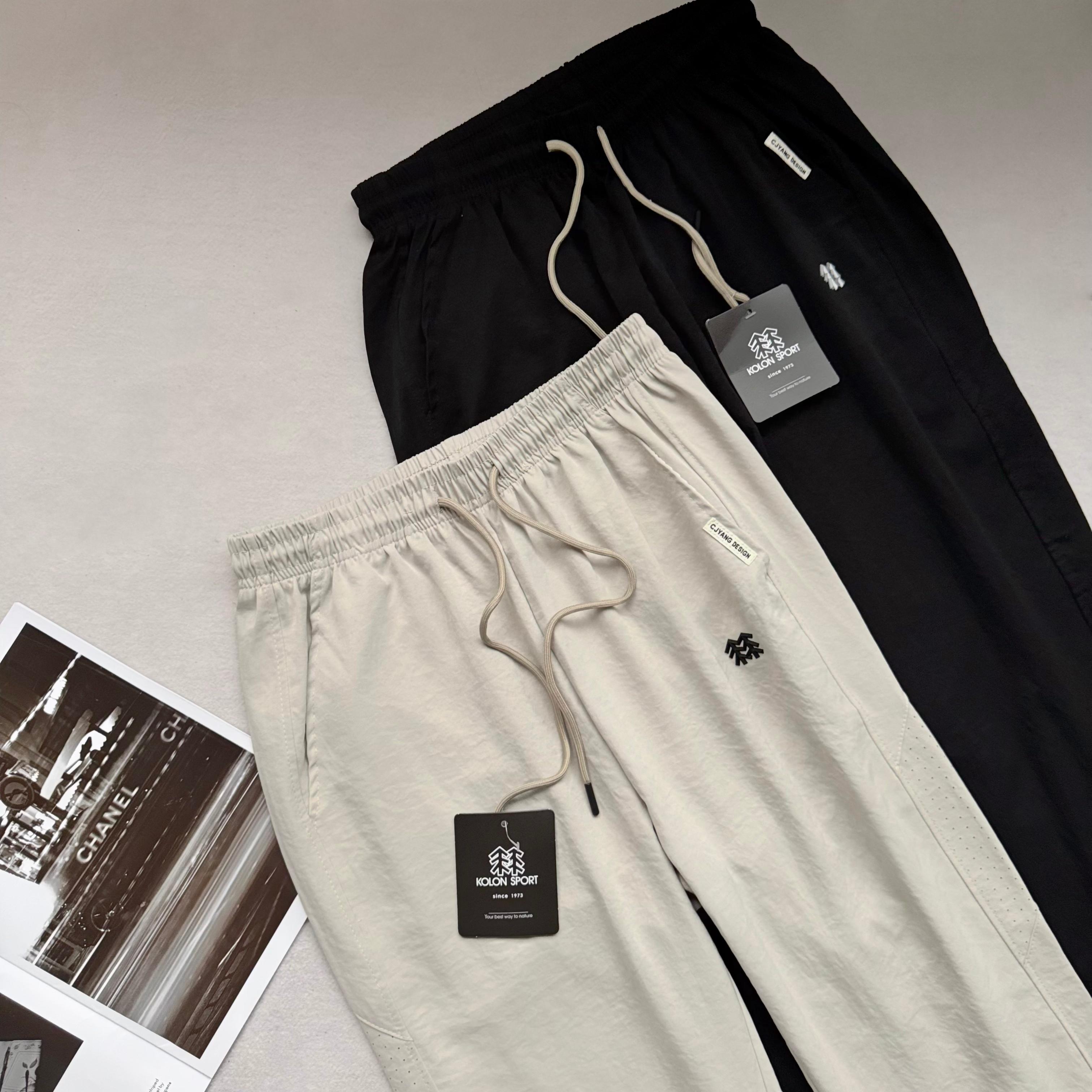 💰130    KOLON SPORT  可隆 2025夏新款锦纶冰丝裤防晒休闲裤 




强列推荐的最舒服丝滑的冰丝长裤！！超大弹力！上身太舒服！
山东青岛代工，速度捡漏！
夏季清凉神器，免抗烫皱四面弹超大弹力！不熨用烫也垂感显尽的裤子！防晒指数50➕，无惧盛夏！
穿上滑滑的 凉凉的 可以说 比不穿还要爽！
松紧腰围，超大弹力的速干裤！接触凉感舒服是关键 超显瘦！总之 一句话，谁穿谁知道！
只有最顶尖的工厂才有的工艺，上身真心凉快！爽滑舒适抗皱无痕的好裤子！就是这么高端，不愧是可隆家的东西，收到货你就知道有多完美！适合任意年龄段，上身妥妥的男神范！
三标齐全原包装付辅料一应俱全，完全不用担心！无论自留还是送礼都是极好的！送哥哥送老公送爸爸，有谁会拒绝这样一件冰丝裤呢！

代工尾单现货仅此一批，错过拍大腿！老铁们冲冲冲！现货开秒

颜色：黑色   卡其色   
尺码：M-3XL   
     裤长  腰围    臀围  
M    98    70     104  
L    100    73    108  
XL  102    76    112  
XXL  104  79    116  
3XL  106   82    120 