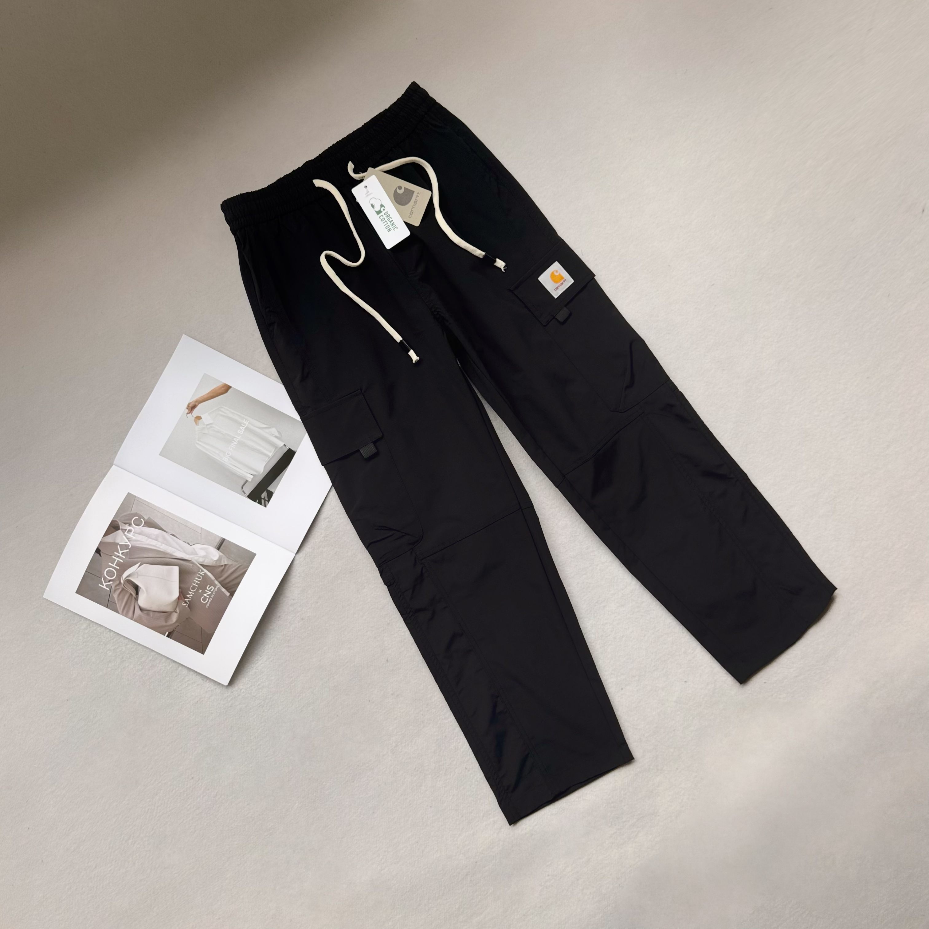 💰115 carhartt哈卡特休闲长裤
打工人衣柜里的神裤Carhartt卡哈特裤子,窄版阔腿的设计,修饰腿型一绝,无论你是O型腿、X型腿还是小粗腿,都能被完美隐藏,显瘦又显腿直。卷边设计更是为裤子增添了一份随性自在的感觉,轻松拿捏美式复古风。
裤子采用了高品质面料,不仅轻薄透气,夏天穿着也不会觉得闷热。而且还免烫抗皱,日常通勤、户外徒步都很合适,不用担心久坐后膝盖鼓包、裤子起皱,简直是懒人福音!
作为拥有百年历史的工装品牌,Carhartt一直以品质卓越、舒适耐用著称。穿上它,不仅能感受到它的实用性,更能感受到它的独特风格和文化内涵。
这条裤子简直是日常搭配的万能选手,搭配简约白T,清爽又休闲;搭配个性短上衣,瞬间变身街头潮人;搭配衬衫,又能轻松应对职场,谁穿谁好看,兄弟姐妹们闭眼入!
颜色:黑色 卡其色
尺码:M-3XL
裤长 腰围 脚口
M 98 72 40
L 99.5 75 41
XL 101 78 42
XXL 102.5 81 43
3XL 104 84 44