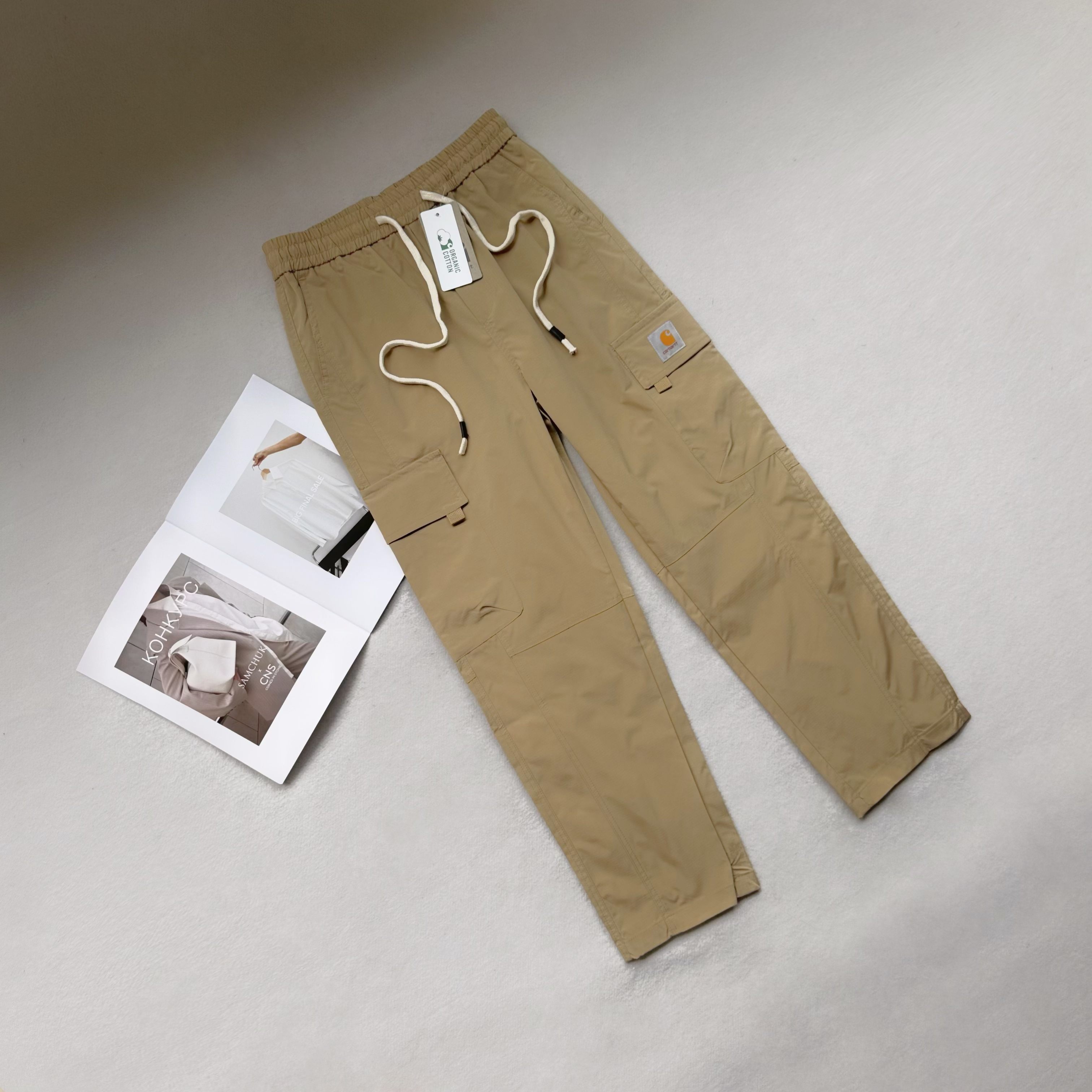 💰115 carhartt哈卡特休闲长裤
打工人衣柜里的神裤Carhartt卡哈特裤子,窄版阔腿的设计,修饰腿型一绝,无论你是O型腿、X型腿还是小粗腿,都能被完美隐藏,显瘦又显腿直。卷边设计更是为裤子增添了一份随性自在的感觉,轻松拿捏美式复古风。
裤子采用了高品质面料,不仅轻薄透气,夏天穿着也不会觉得闷热。而且还免烫抗皱,日常通勤、户外徒步都很合适,不用担心久坐后膝盖鼓包、裤子起皱,简直是懒人福音!
作为拥有百年历史的工装品牌,Carhartt一直以品质卓越、舒适耐用著称。穿上它,不仅能感受到它的实用性,更能感受到它的独特风格和文化内涵。
这条裤子简直是日常搭配的万能选手,搭配简约白T,清爽又休闲;搭配个性短上衣,瞬间变身街头潮人;搭配衬衫,又能轻松应对职场,谁穿谁好看,兄弟姐妹们闭眼入!
颜色:黑色 卡其色
尺码:M-3XL
裤长 腰围 脚口
M 98 72 40
L 99.5 75 41
XL 101 78 42
XXL 102.5 81 43
3XL 104 84 44