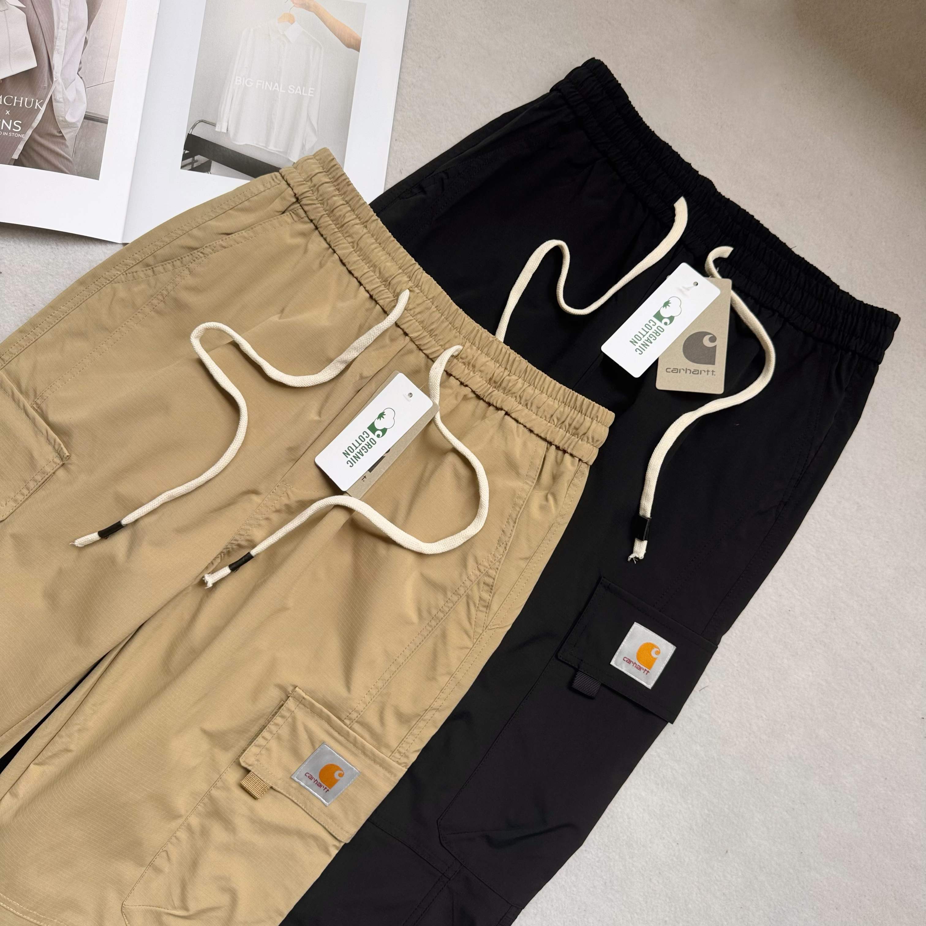 💰115 carhartt哈卡特休闲长裤
打工人衣柜里的神裤Carhartt卡哈特裤子,窄版阔腿的设计,修饰腿型一绝,无论你是O型腿、X型腿还是小粗腿,都能被完美隐藏,显瘦又显腿直。卷边设计更是为裤子增添了一份随性自在的感觉,轻松拿捏美式复古风。
裤子采用了高品质面料,不仅轻薄透气,夏天穿着也不会觉得闷热。而且还免烫抗皱,日常通勤、户外徒步都很合适,不用担心久坐后膝盖鼓包、裤子起皱,简直是懒人福音!
作为拥有百年历史的工装品牌,Carhartt一直以品质卓越、舒适耐用著称。穿上它,不仅能感受到它的实用性,更能感受到它的独特风格和文化内涵。
这条裤子简直是日常搭配的万能选手,搭配简约白T,清爽又休闲;搭配个性短上衣,瞬间变身街头潮人;搭配衬衫,又能轻松应对职场,谁穿谁好看,兄弟姐妹们闭眼入!
颜色:黑色 卡其色
尺码:M-3XL
裤长 腰围 脚口
M 98 72 40
L 99.5 75 41
XL 101 78 42
XXL 102.5 81 43
3XL 104 84 44