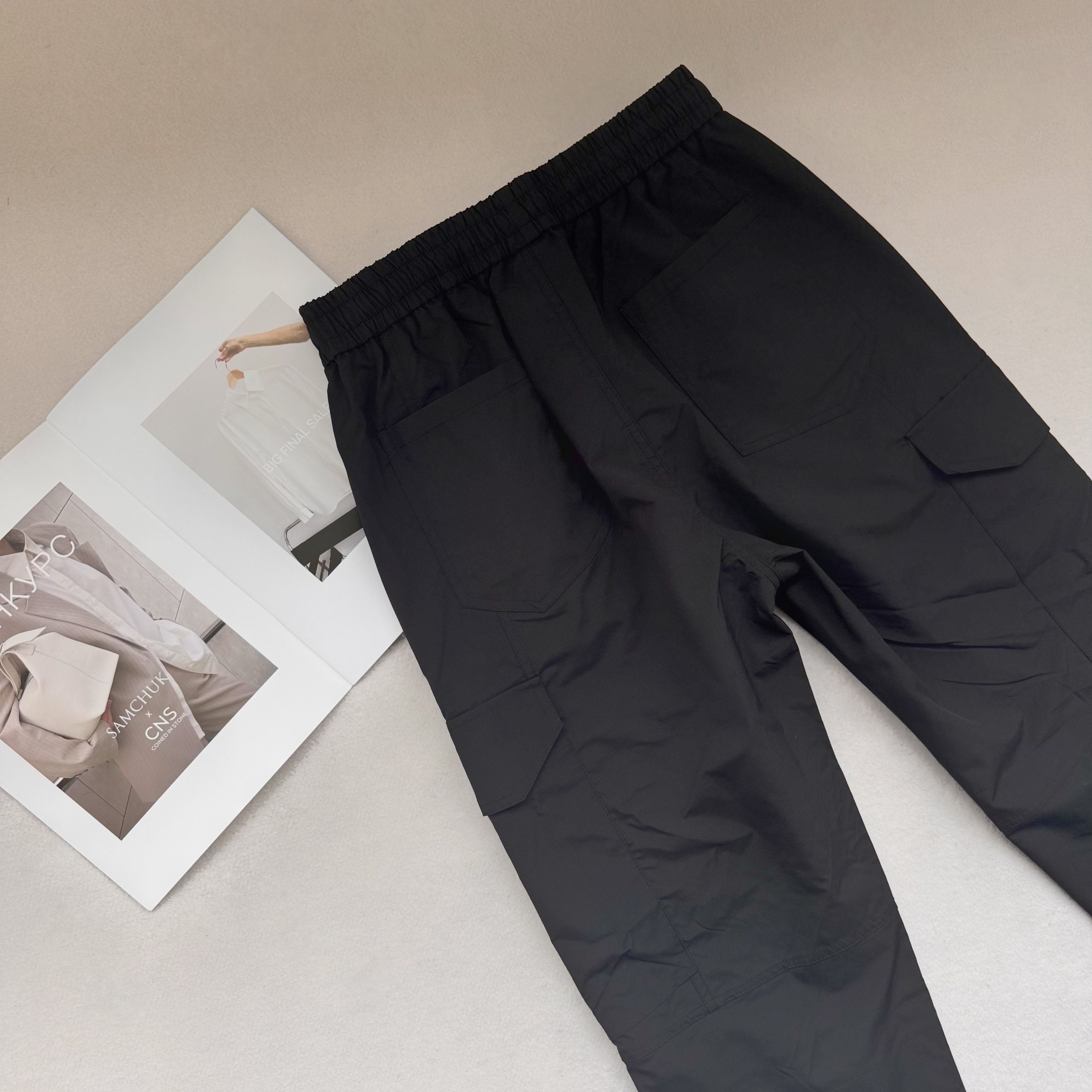 💰115 carhartt哈卡特休闲长裤
打工人衣柜里的神裤Carhartt卡哈特裤子,窄版阔腿的设计,修饰腿型一绝,无论你是O型腿、X型腿还是小粗腿,都能被完美隐藏,显瘦又显腿直。卷边设计更是为裤子增添了一份随性自在的感觉,轻松拿捏美式复古风。
裤子采用了高品质面料,不仅轻薄透气,夏天穿着也不会觉得闷热。而且还免烫抗皱,日常通勤、户外徒步都很合适,不用担心久坐后膝盖鼓包、裤子起皱,简直是懒人福音!
作为拥有百年历史的工装品牌,Carhartt一直以品质卓越、舒适耐用著称。穿上它,不仅能感受到它的实用性,更能感受到它的独特风格和文化内涵。
这条裤子简直是日常搭配的万能选手,搭配简约白T,清爽又休闲;搭配个性短上衣,瞬间变身街头潮人;搭配衬衫,又能轻松应对职场,谁穿谁好看,兄弟姐妹们闭眼入!
颜色:黑色 卡其色
尺码:M-3XL
裤长 腰围 脚口
M 98 72 40
L 99.5 75 41
XL 101 78 42
XXL 102.5 81 43
3XL 104 84 44