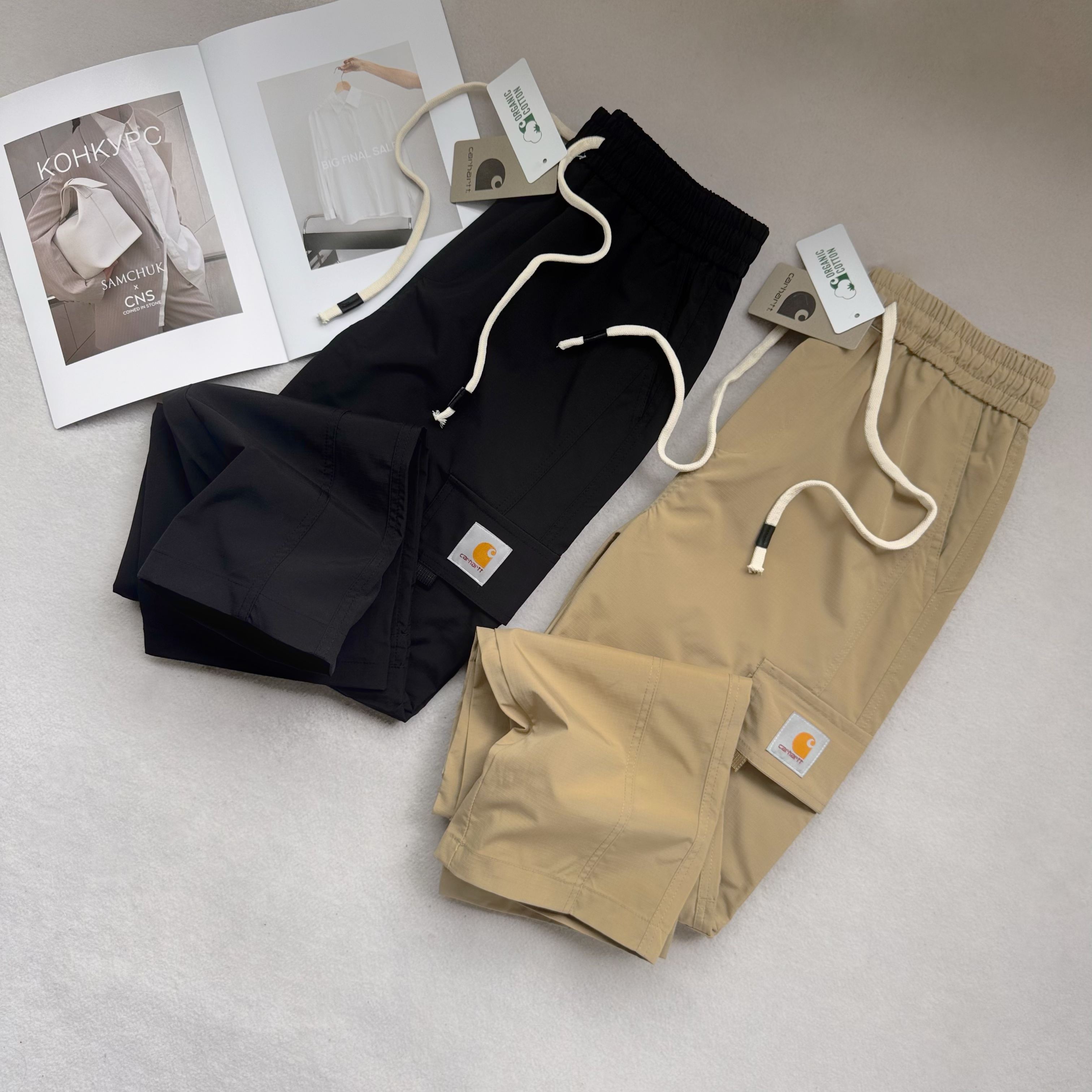 💰115 carhartt哈卡特休闲长裤
打工人衣柜里的神裤Carhartt卡哈特裤子,窄版阔腿的设计,修饰腿型一绝,无论你是O型腿、X型腿还是小粗腿,都能被完美隐藏,显瘦又显腿直。卷边设计更是为裤子增添了一份随性自在的感觉,轻松拿捏美式复古风。
裤子采用了高品质面料,不仅轻薄透气,夏天穿着也不会觉得闷热。而且还免烫抗皱,日常通勤、户外徒步都很合适,不用担心久坐后膝盖鼓包、裤子起皱,简直是懒人福音!
作为拥有百年历史的工装品牌,Carhartt一直以品质卓越、舒适耐用著称。穿上它,不仅能感受到它的实用性,更能感受到它的独特风格和文化内涵。
这条裤子简直是日常搭配的万能选手,搭配简约白T,清爽又休闲;搭配个性短上衣,瞬间变身街头潮人;搭配衬衫,又能轻松应对职场,谁穿谁好看,兄弟姐妹们闭眼入!
颜色:黑色 卡其色
尺码:M-3XL
裤长 腰围 脚口
M 98 72 40
L 99.5 75 41
XL 101 78 42
XXL 102.5 81 43
3XL 104 84 44